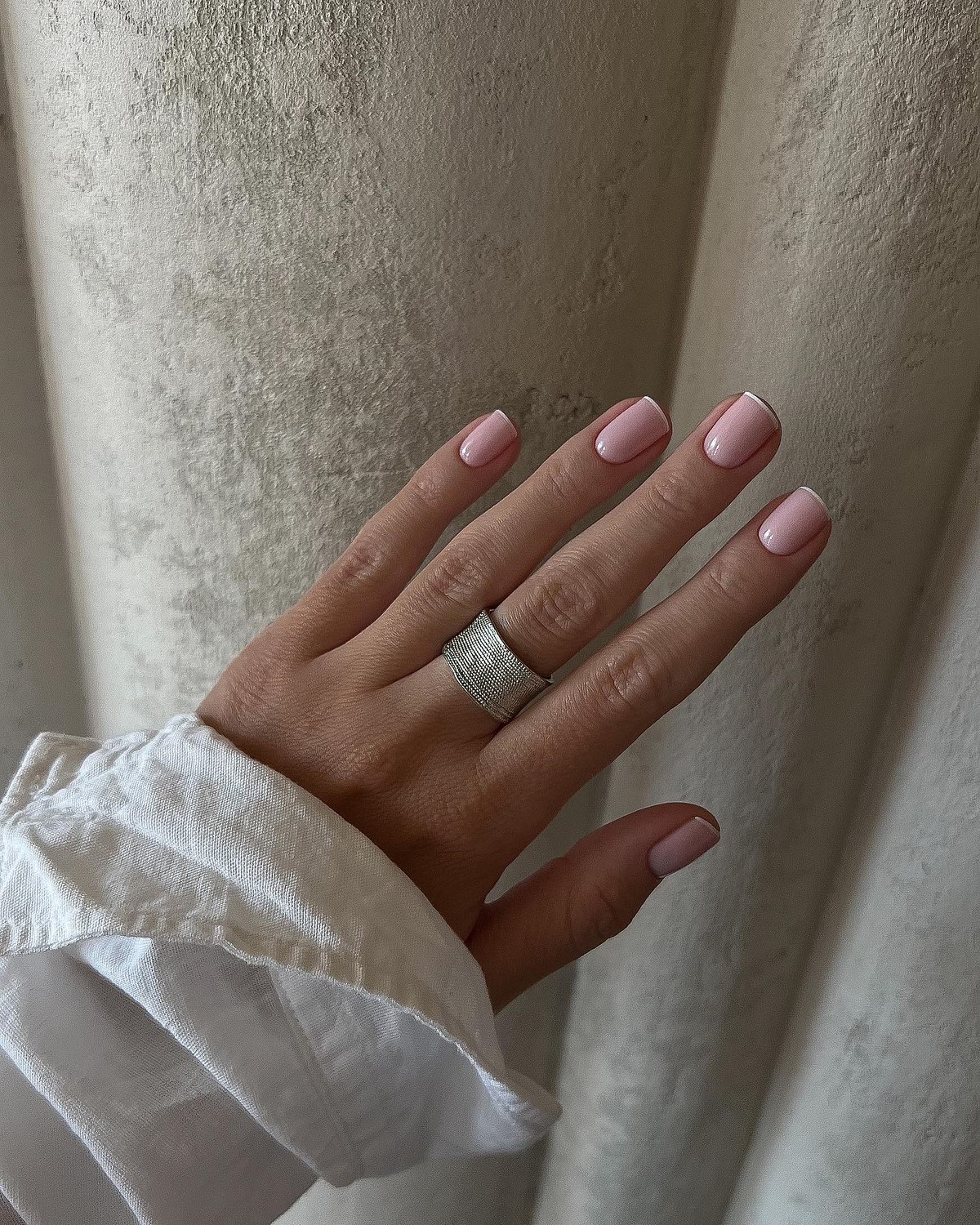 Весенний маникюр, который выглядит чисто и дорого даже на коротких ногтях