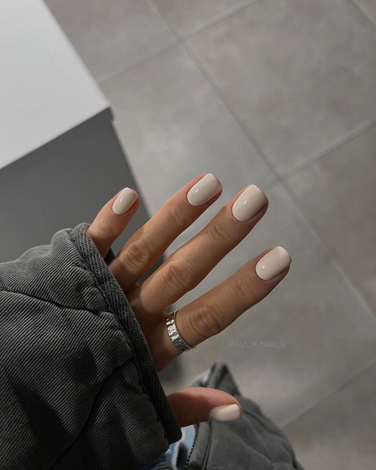 Весенний маникюр, который выглядит чисто и дорого даже на коротких ногтях