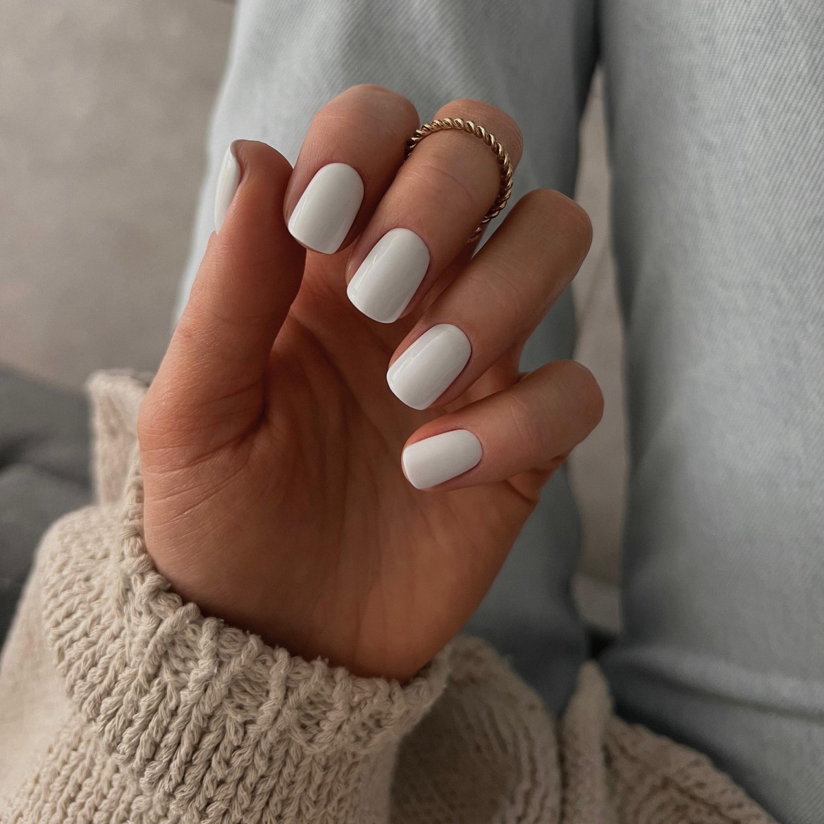 Весенний маникюр, который выглядит чисто и дорого даже на коротких ногтях