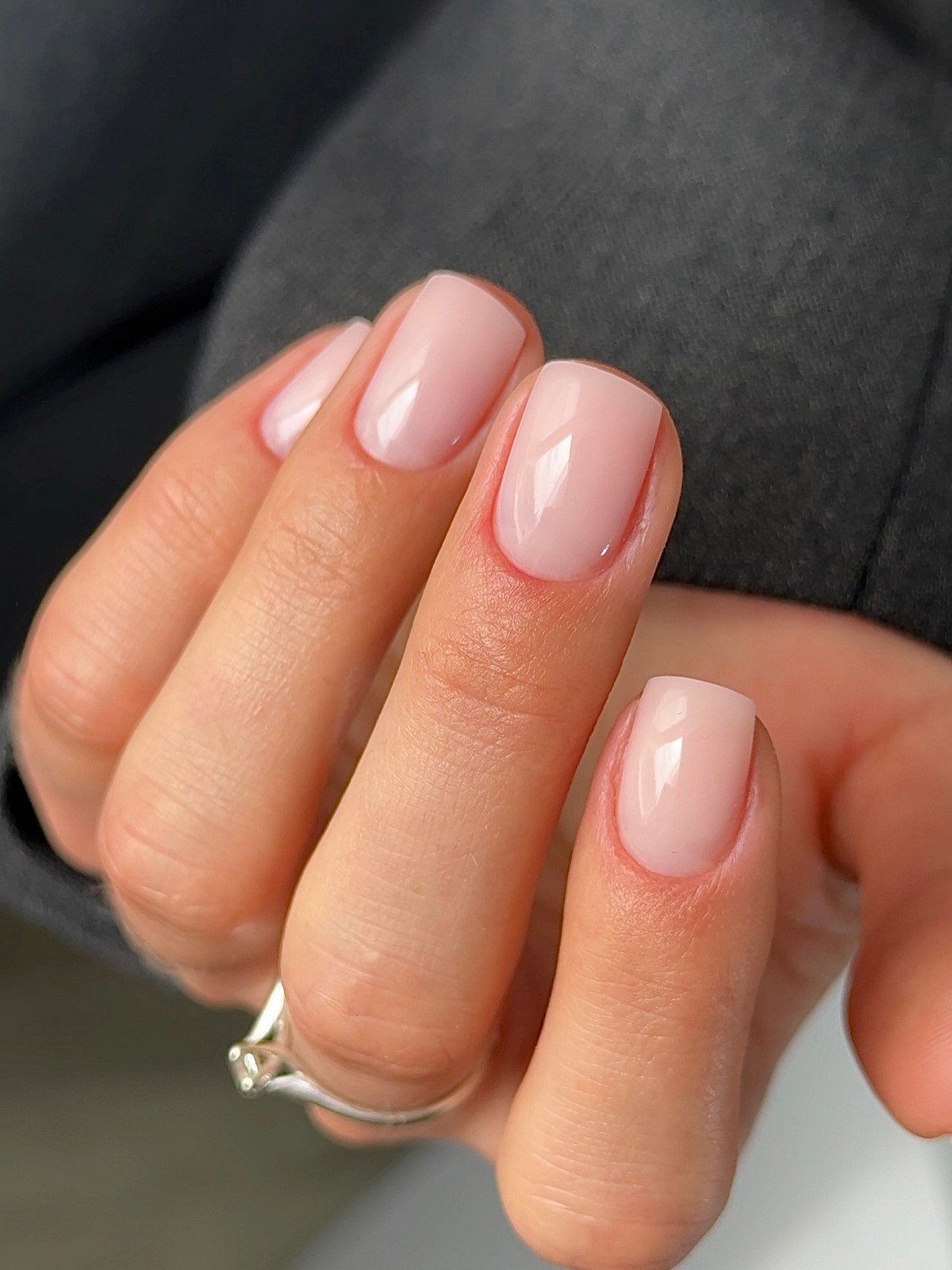 Весенний маникюр, который выглядит чисто и дорого даже на коротких ногтях