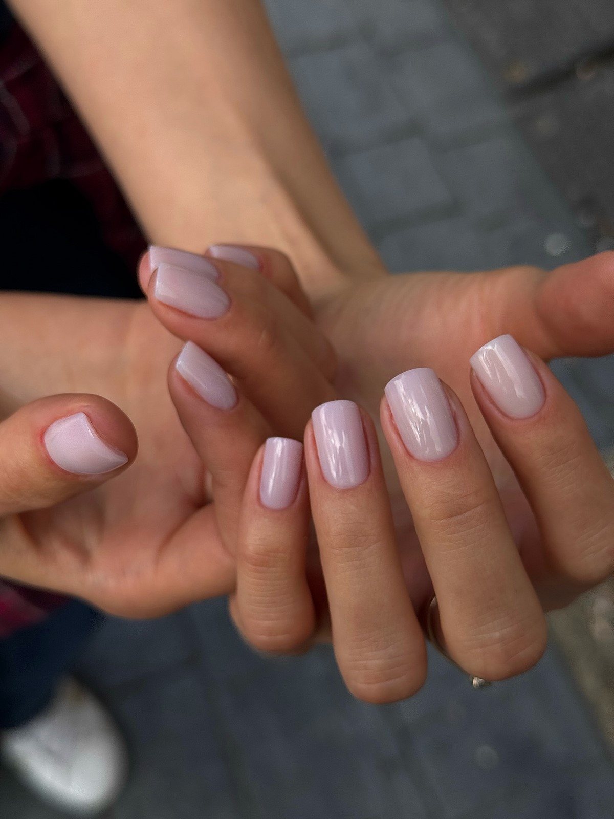 Весенний маникюр, который выглядит чисто и дорого даже на коротких ногтях