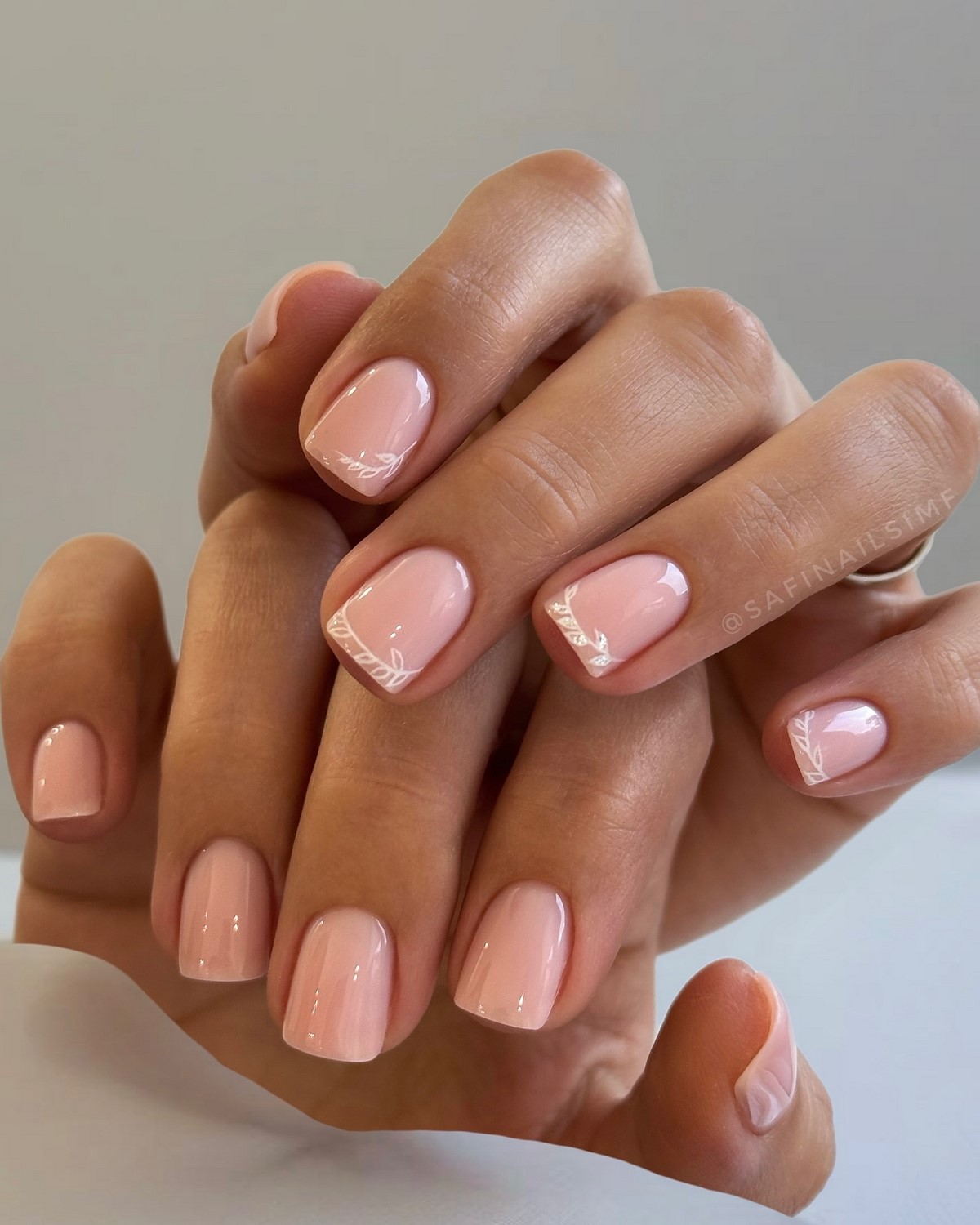 Весенний маникюр, который выглядит чисто и дорого даже на коротких ногтях