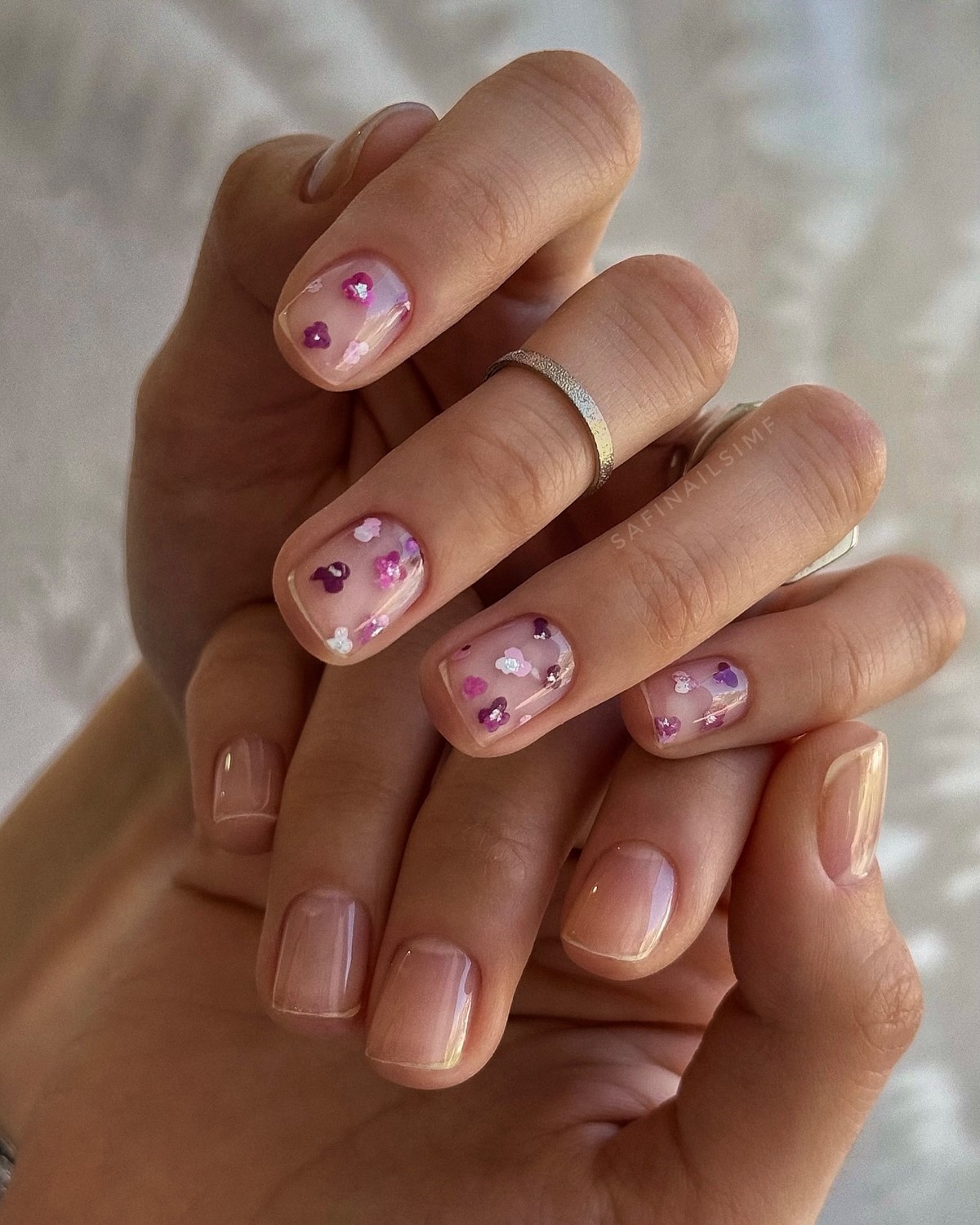 Весенний маникюр, который выглядит чисто и дорого даже на коротких ногтях