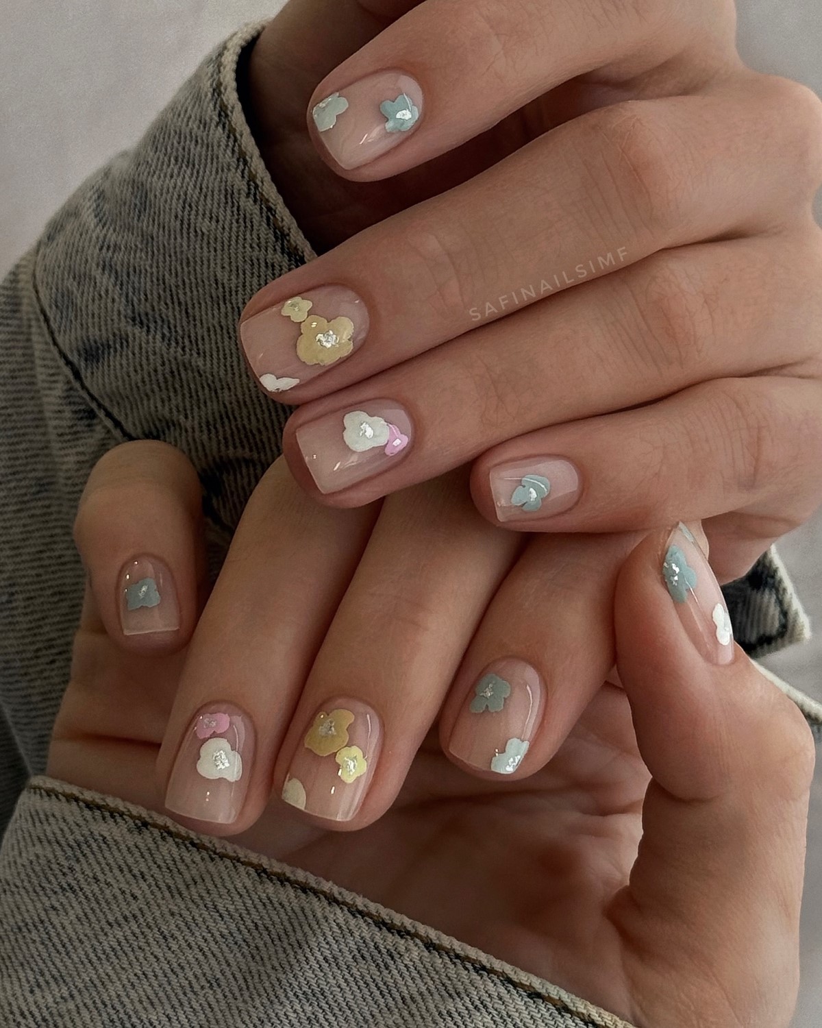 Весенний маникюр, который выглядит чисто и дорого даже на коротких ногтях