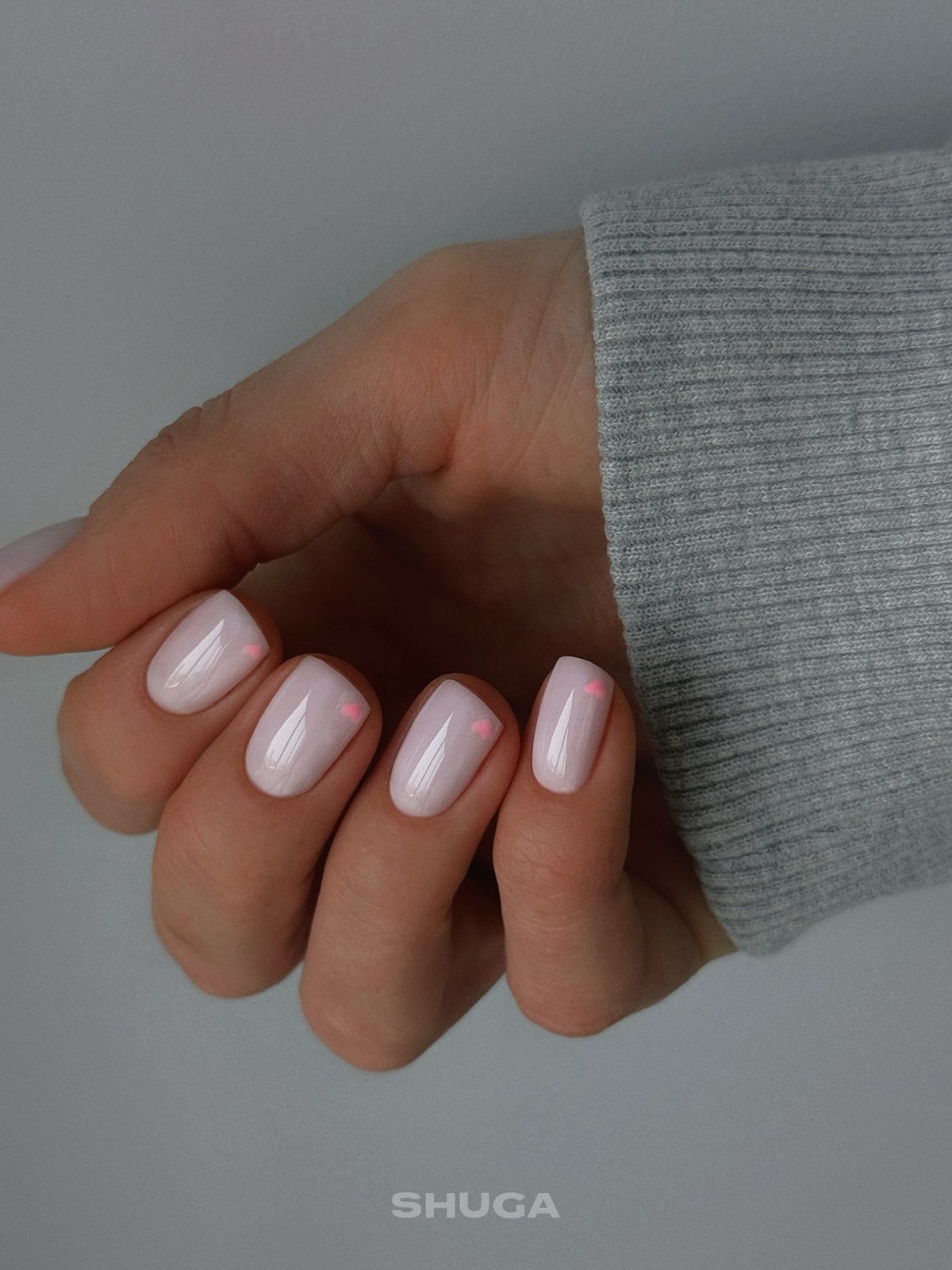 Весенний маникюр, который выглядит чисто и дорого даже на коротких ногтях