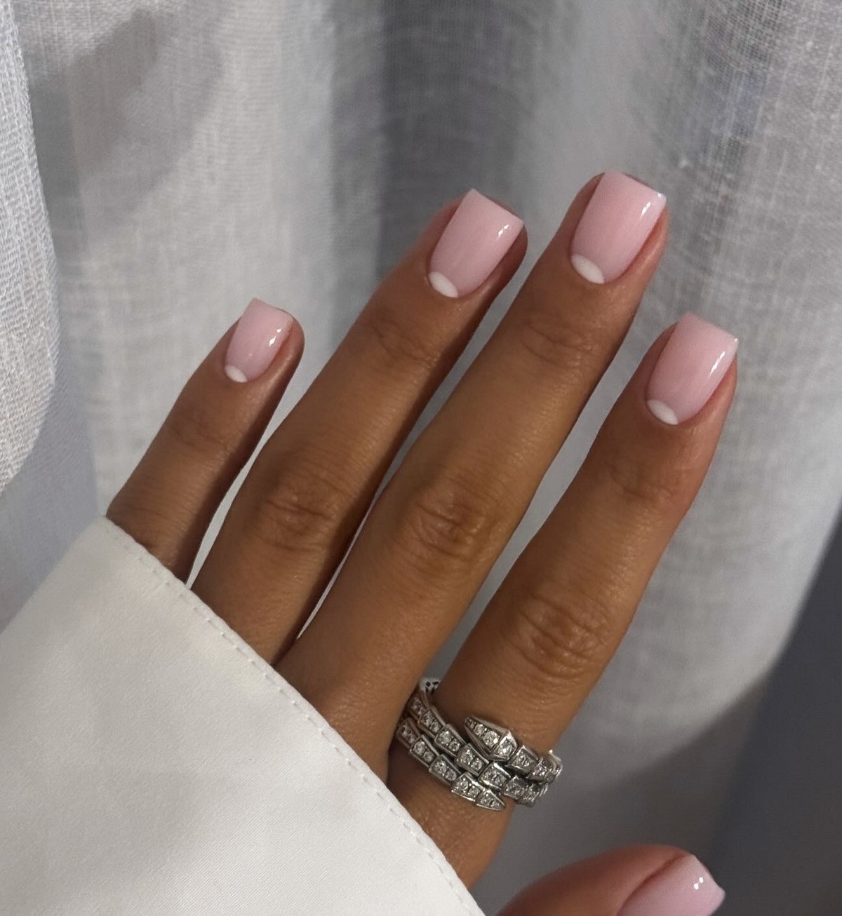 Весенний маникюр, который выглядит чисто и дорого даже на коротких ногтях