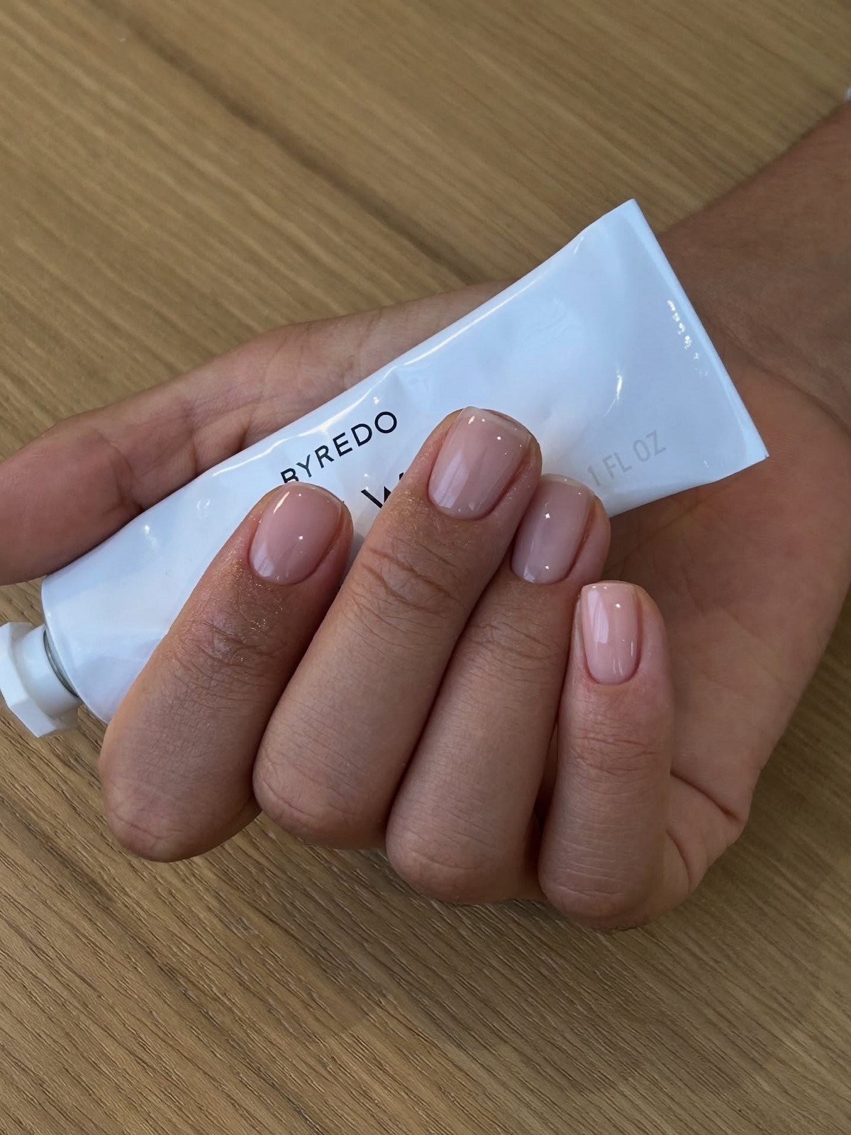 Весенний маникюр, который выглядит чисто и дорого даже на коротких ногтях