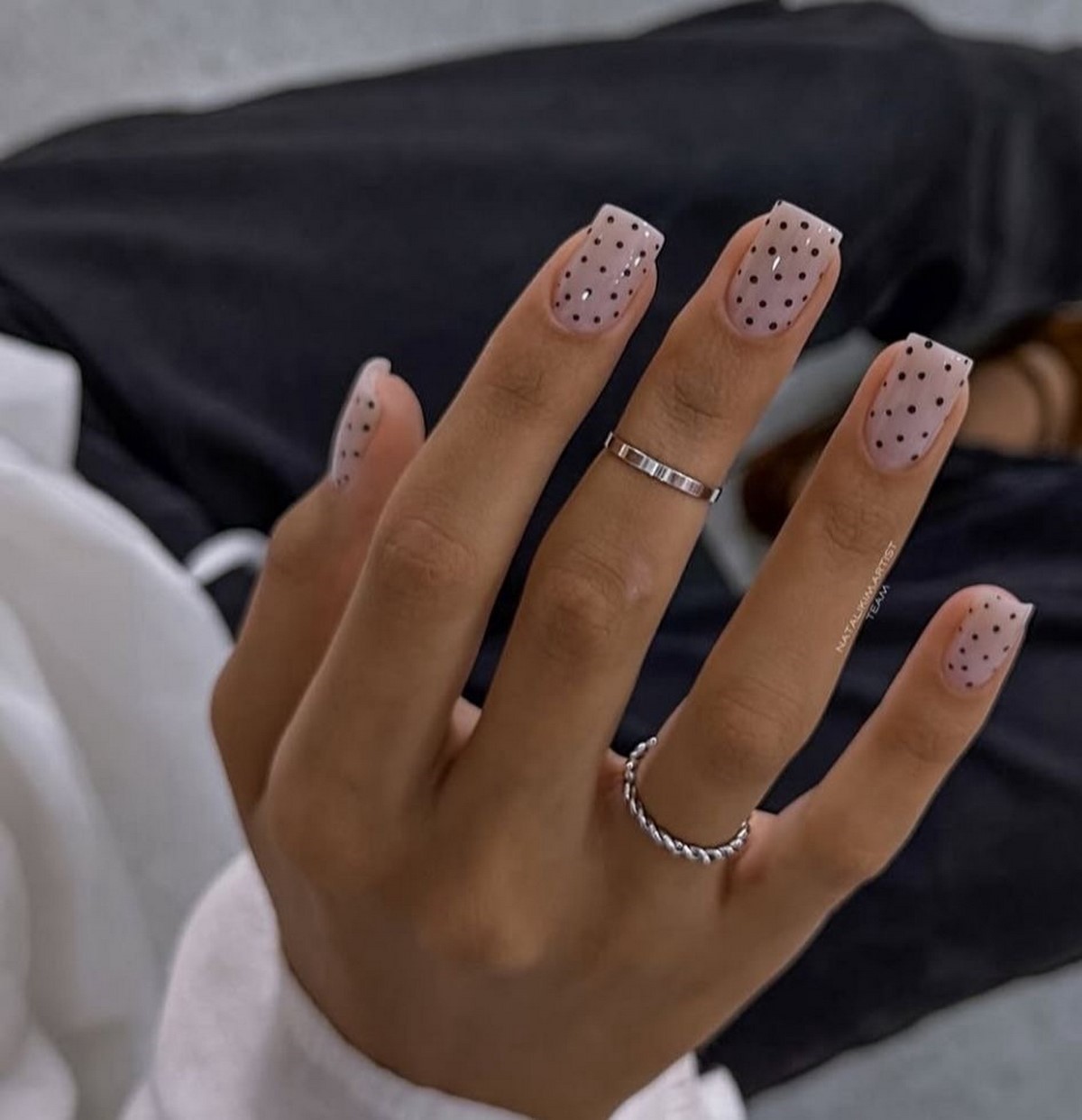 Polka Dots nails весной 2026: самый игривый тренд маникюра, который стал универсальным