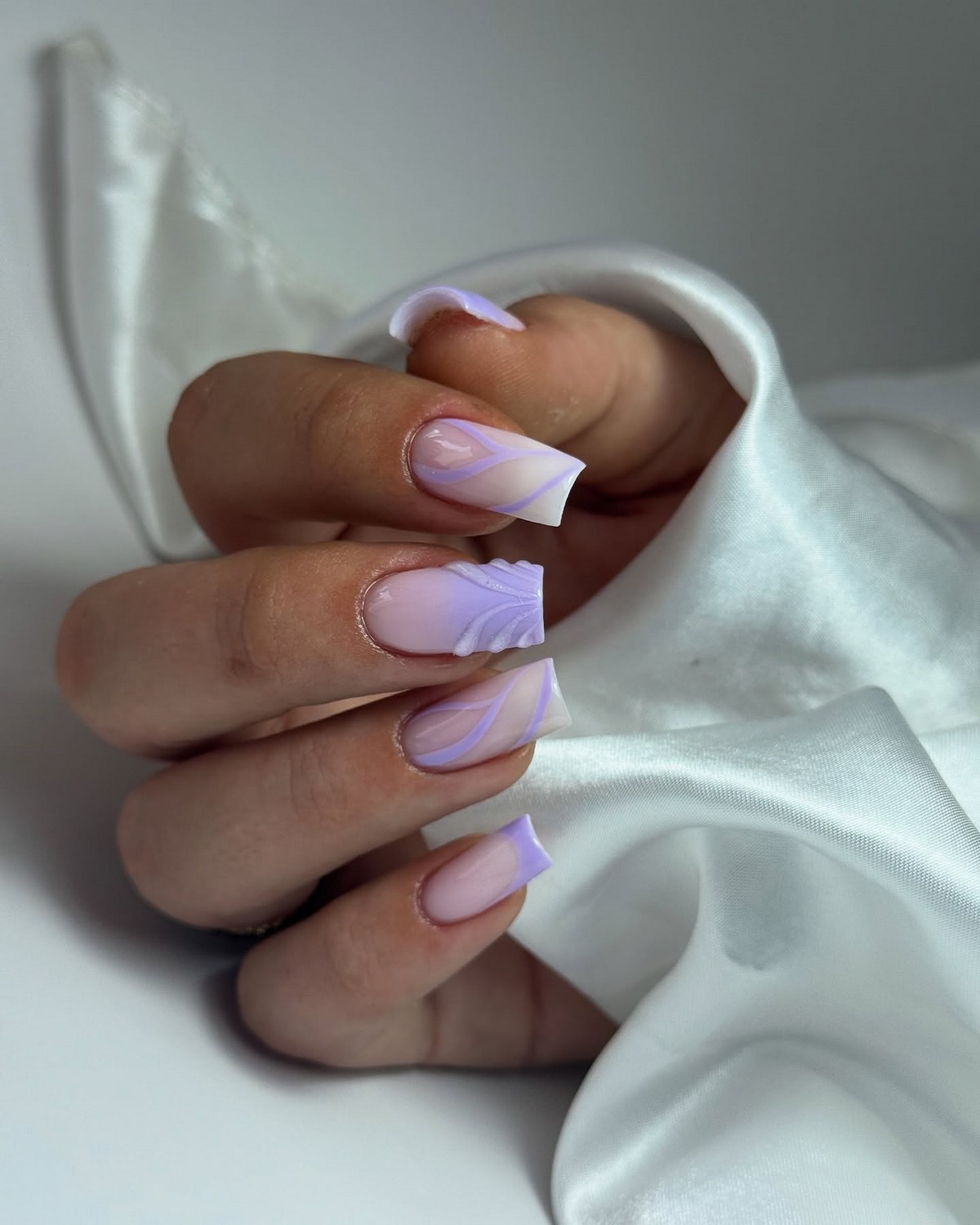 Аккуратный маникюр, который подходит к любой одежде