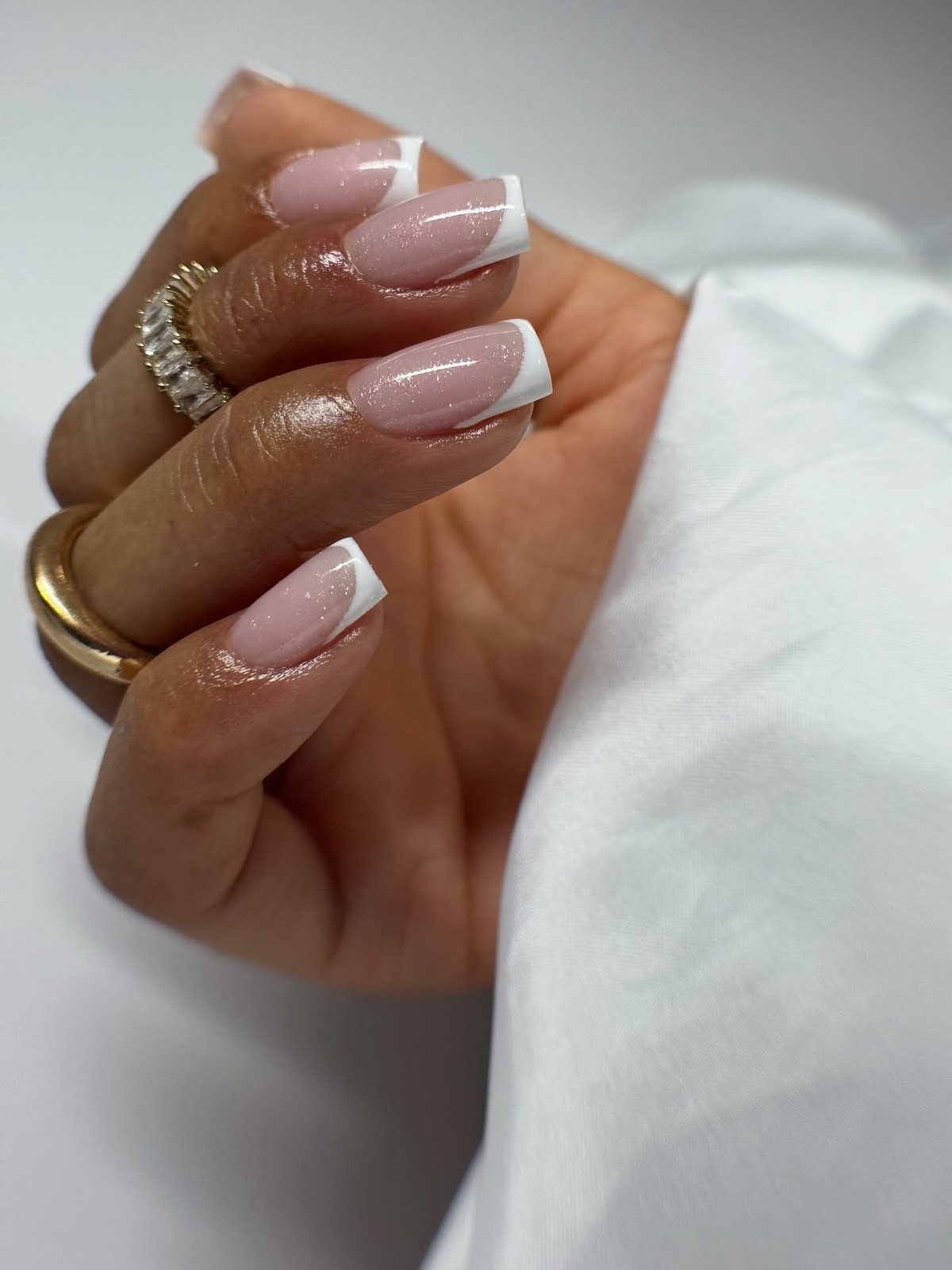 Аккуратный маникюр, который подходит к любой одежде