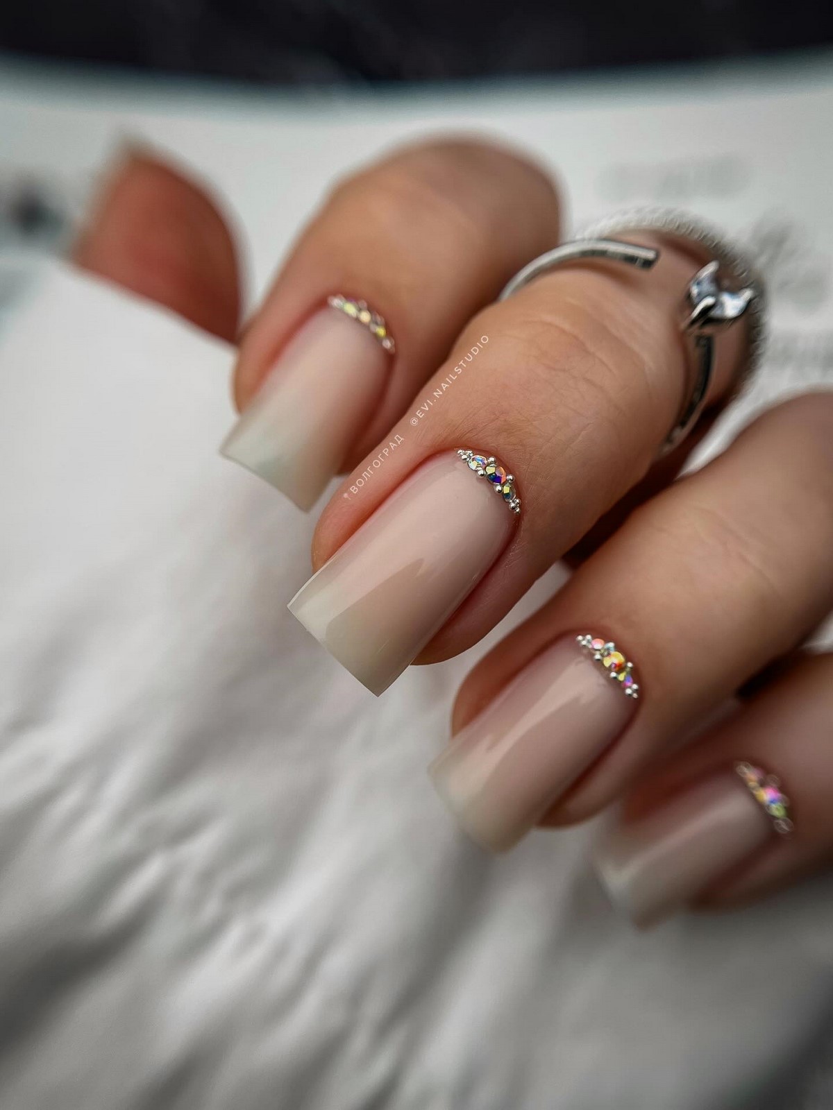 Аккуратный маникюр, который подходит к любой одежде