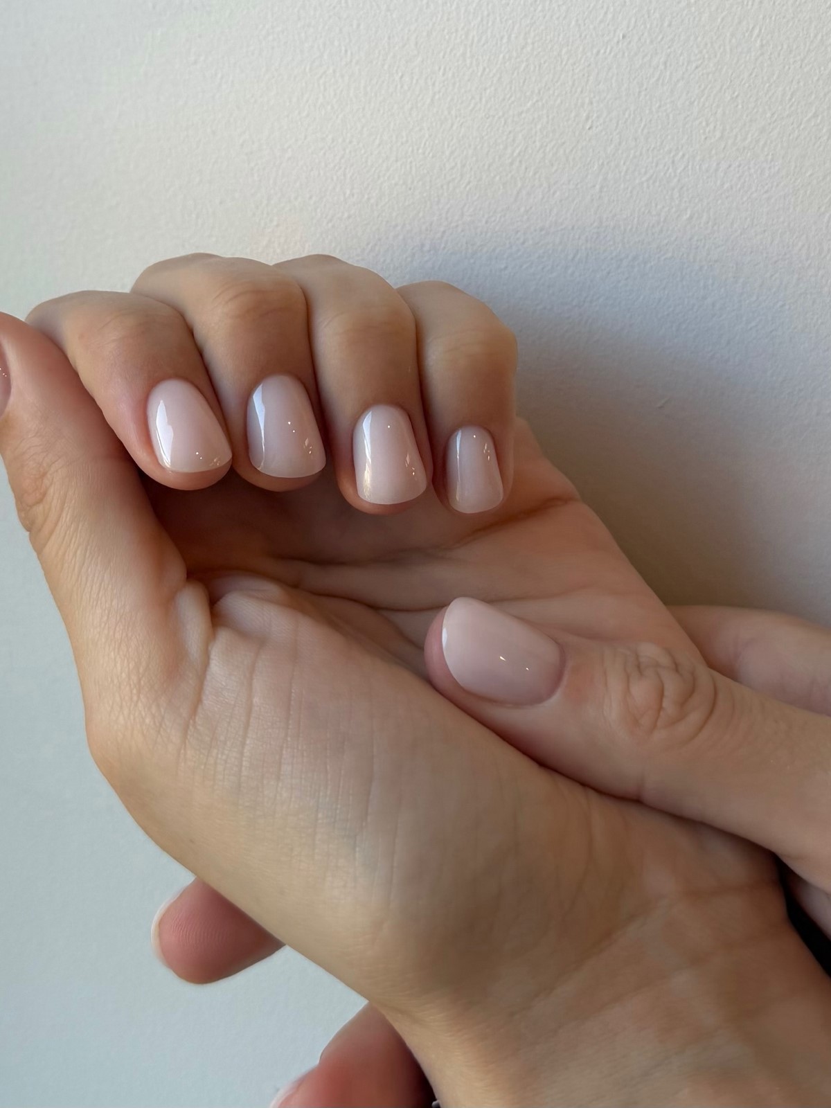 Аккуратный маникюр, который подходит к любой одежде