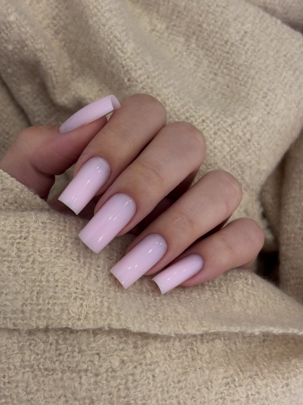 Аккуратный маникюр, который подходит к любой одежде