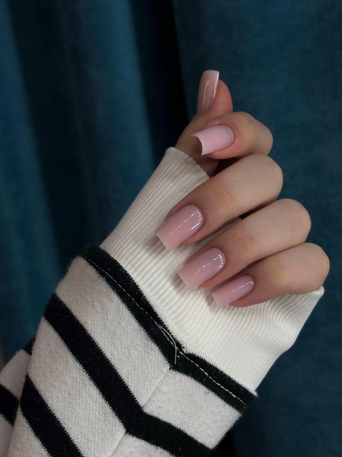 Аккуратный маникюр, который подходит к любой одежде