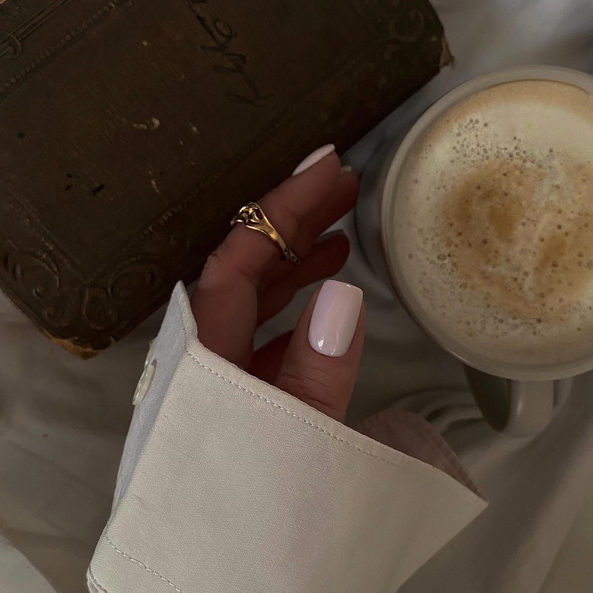 Аккуратный маникюр, который подходит к любой одежде