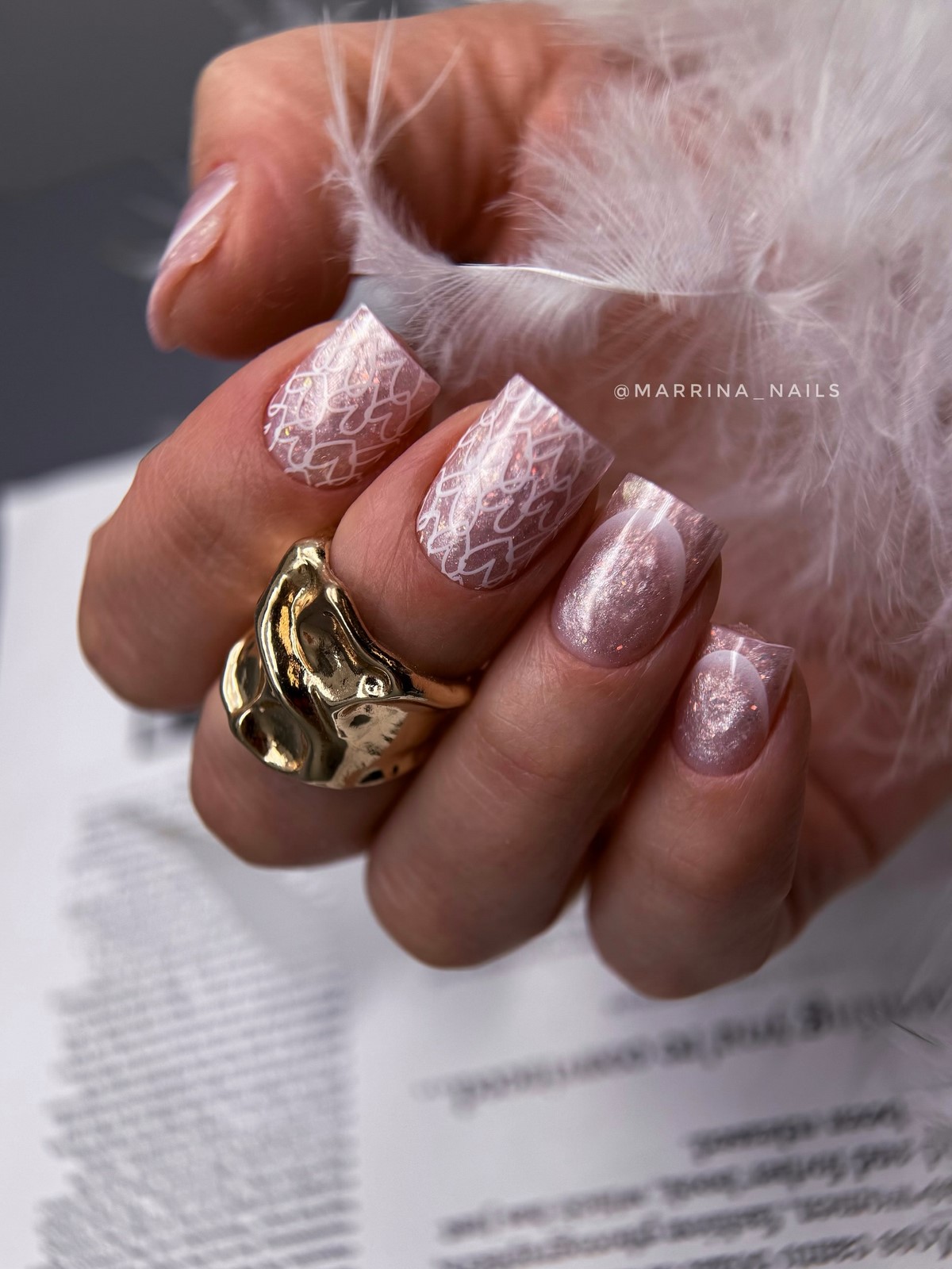 Аккуратный маникюр, который подходит к любой одежде