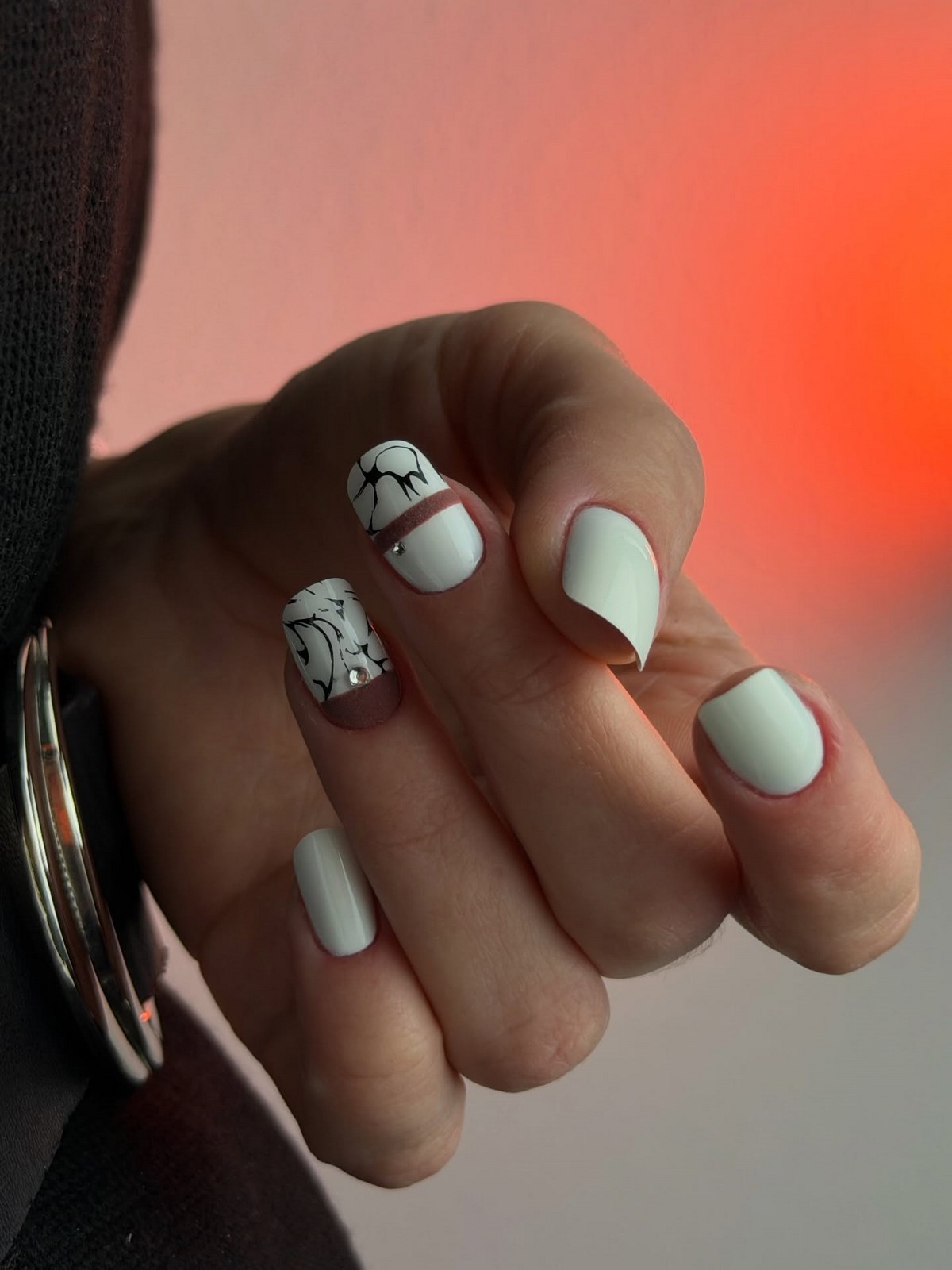 Аккуратный маникюр, который подходит к любой одежде