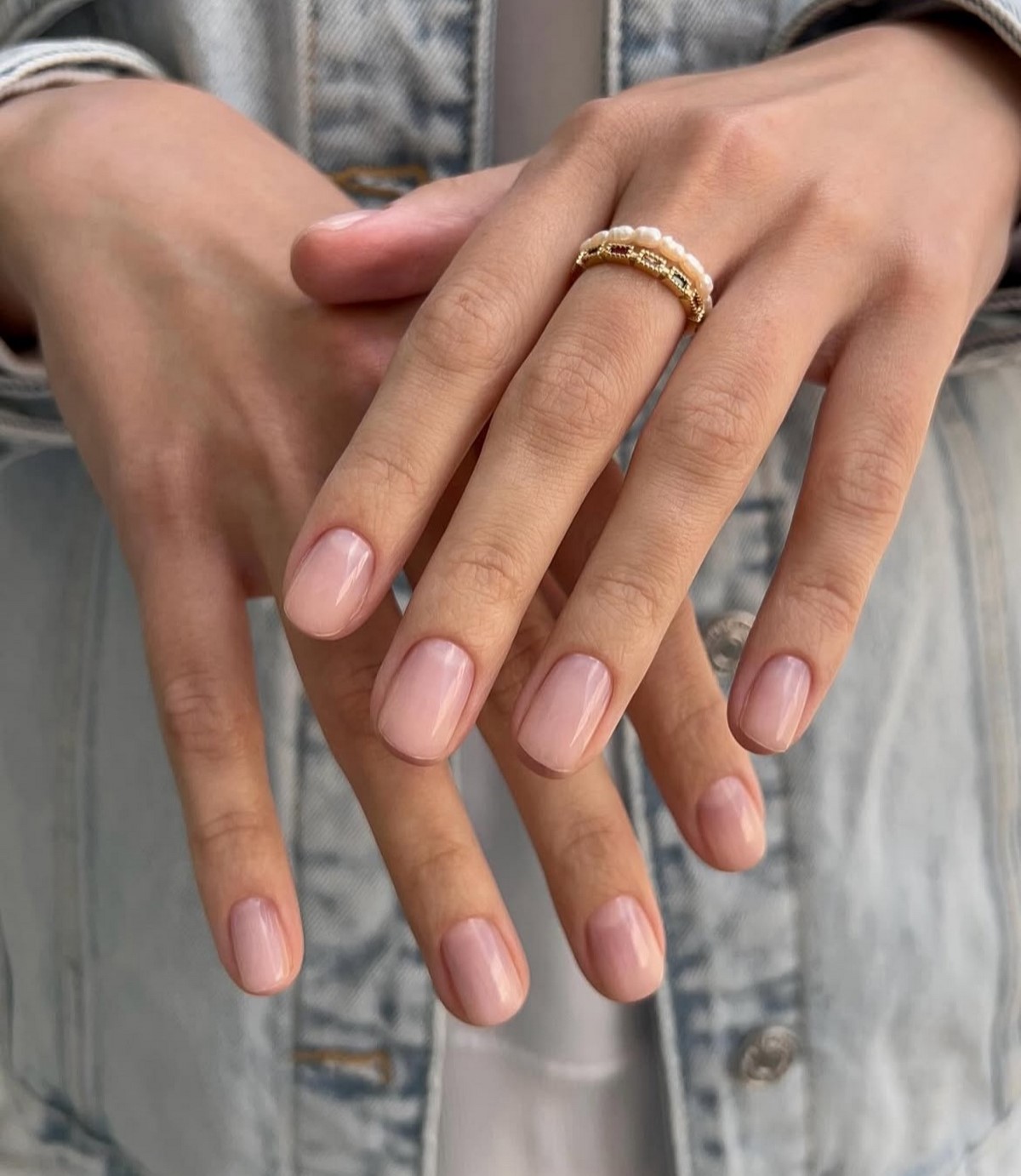 Аккуратный маникюр, который подходит к любой одежде