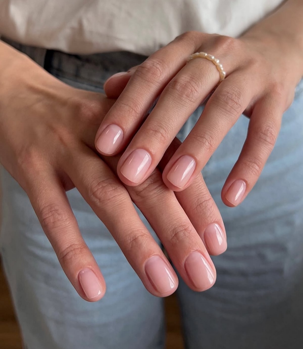 Аккуратный маникюр, который подходит к любой одежде