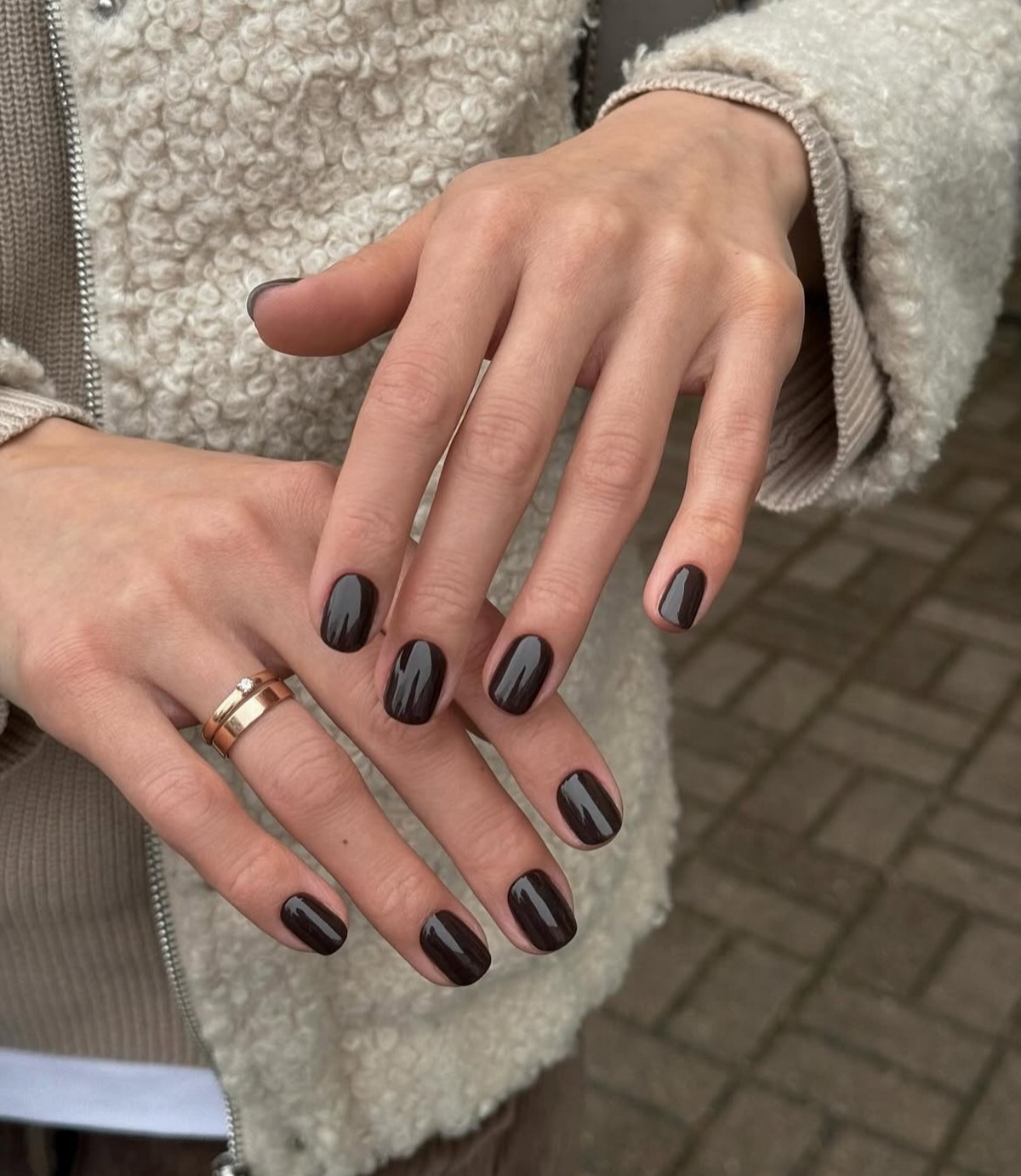 Аккуратный маникюр, который подходит к любой одежде