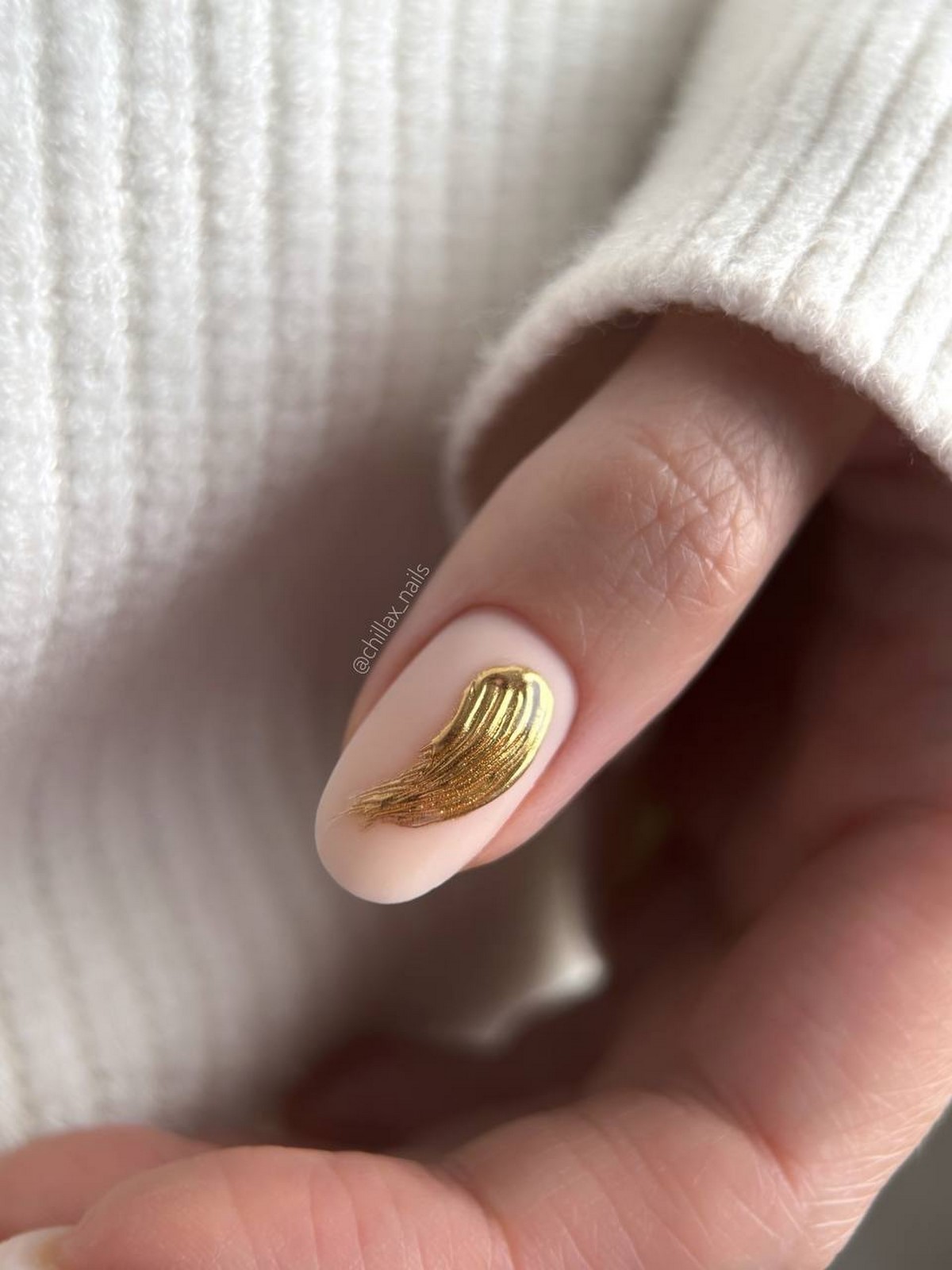 Аккуратный маникюр, который подходит к любой одежде