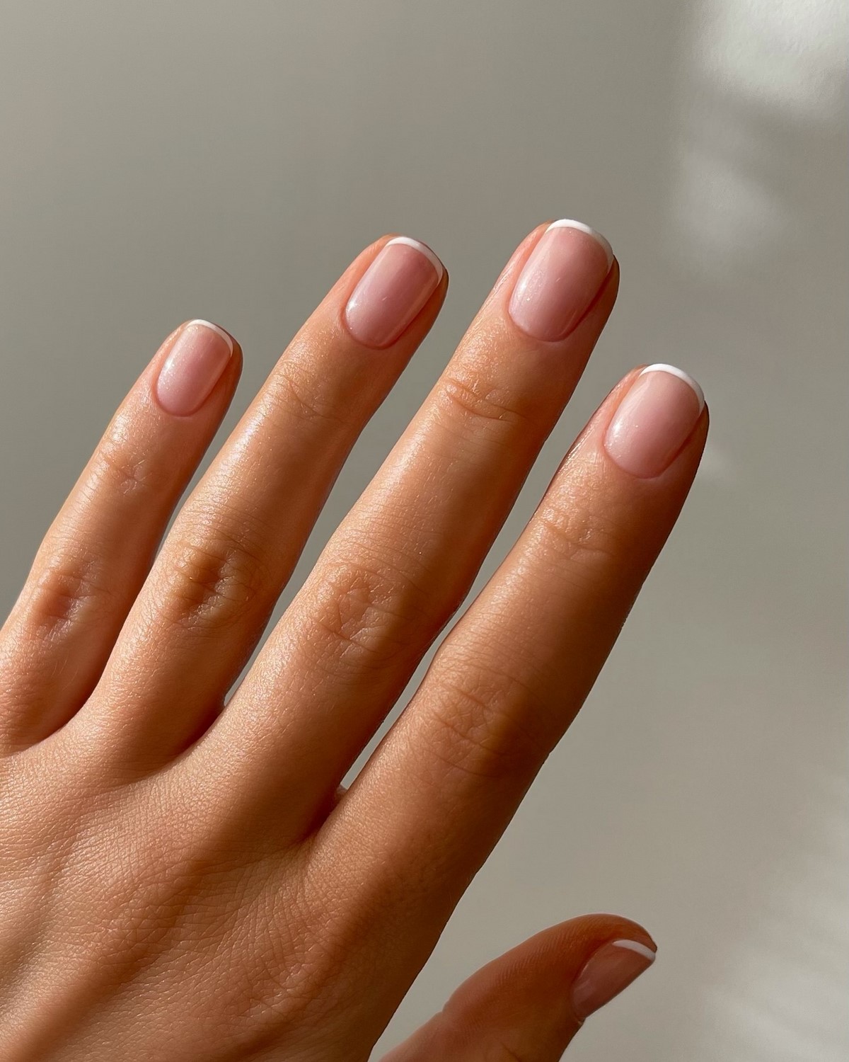 Микрофренч этой весны: тонкая линия, которая меняет весь маникюр