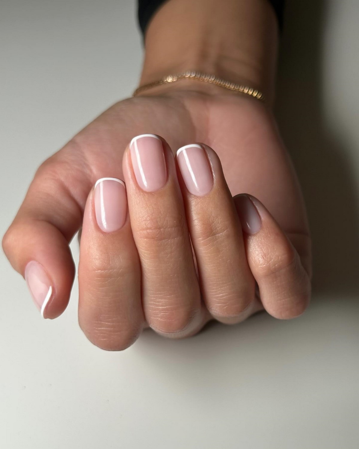 Микрофренч этой весны: тонкая линия, которая меняет весь маникюр