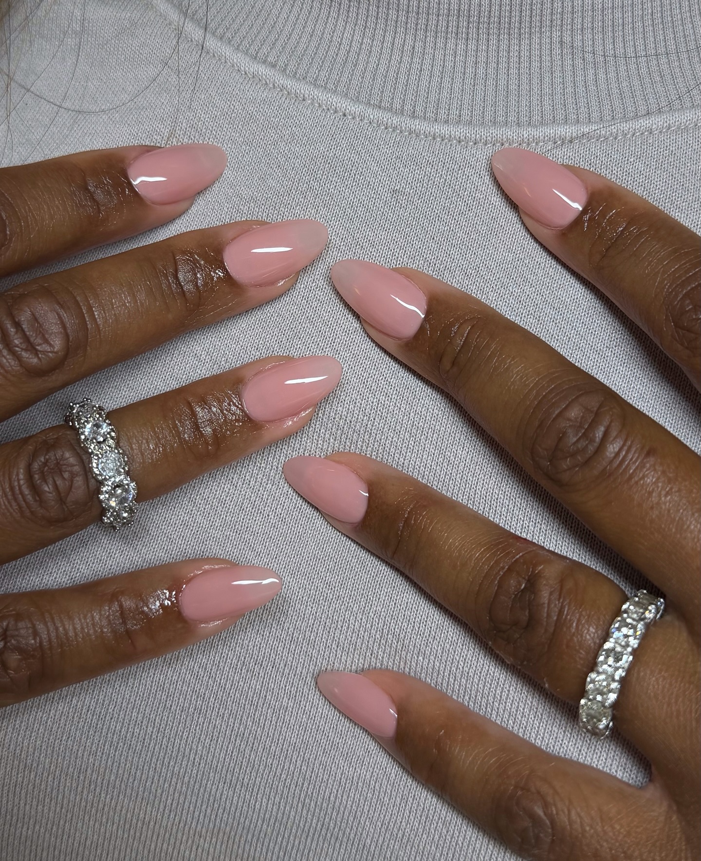 Нежные цвета для ногтей, которые выглядят свежо и дорого