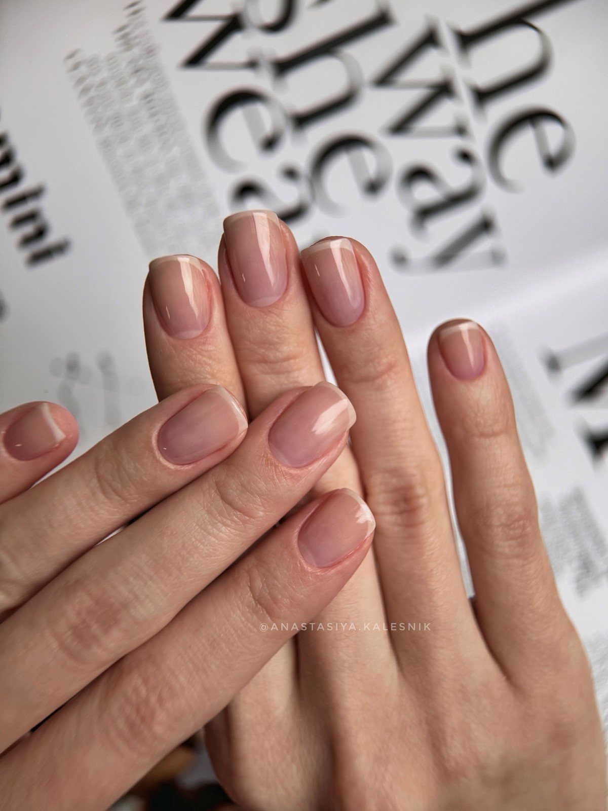 Нюд маникюр февраля 2026: натуральность, блеск и минимализм