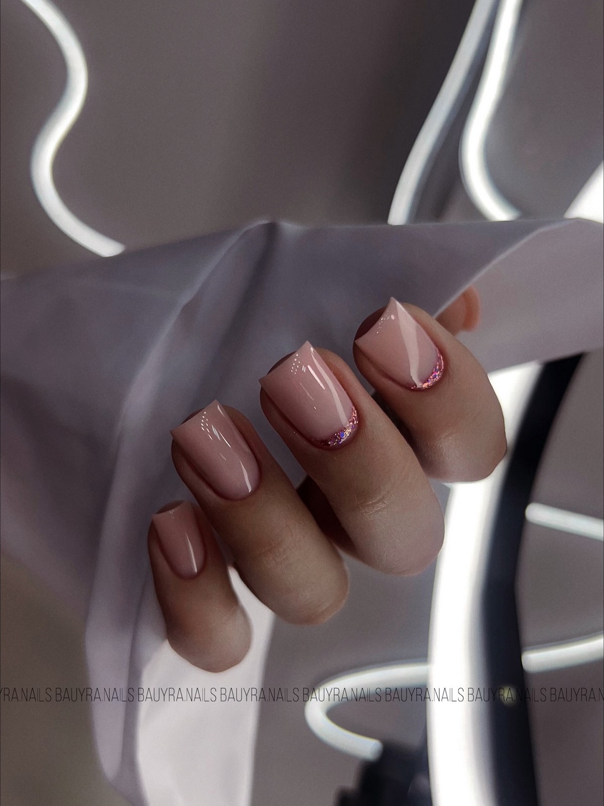 Нюд маникюр февраля 2026: натуральность, блеск и минимализм