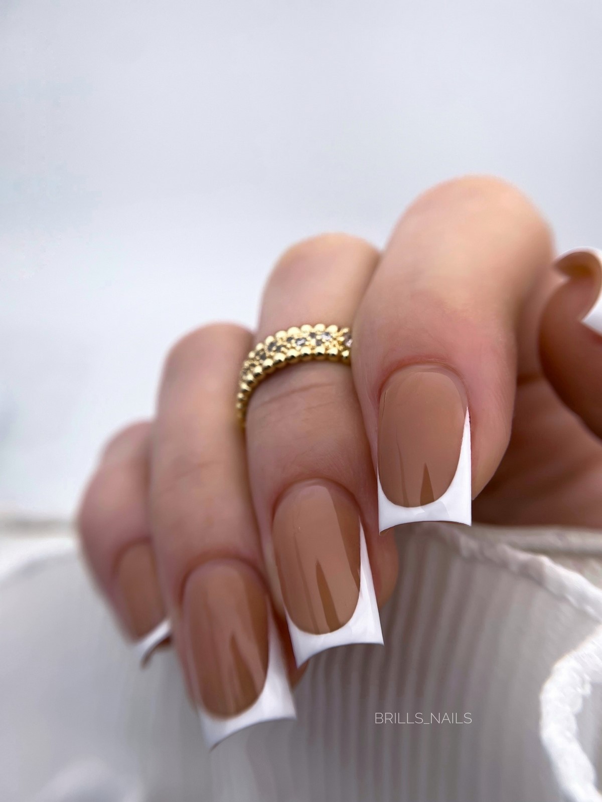 Нюд маникюр февраля 2026: натуральность, блеск и минимализм