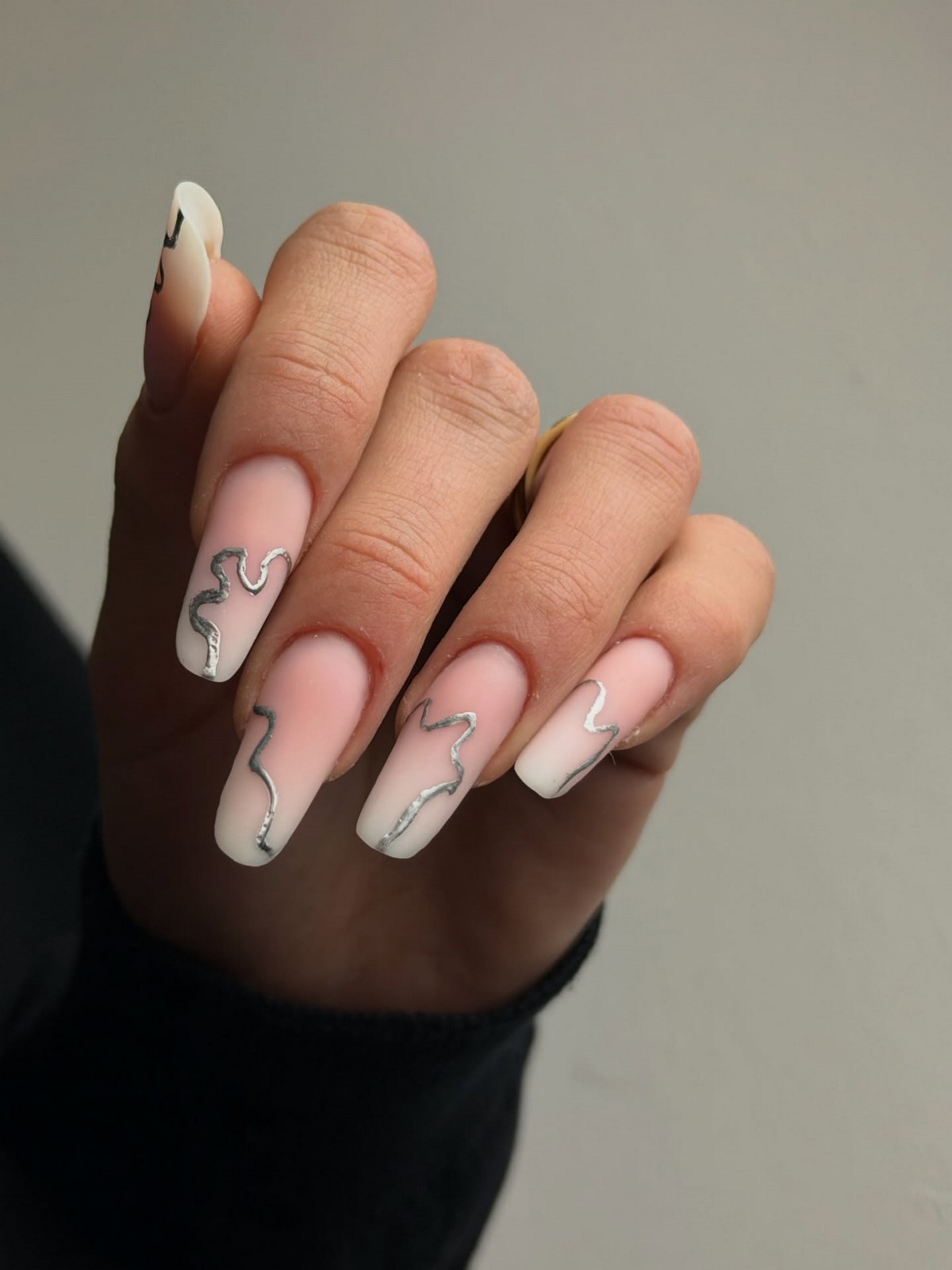 Нюд маникюр февраля 2026: натуральность, блеск и минимализм