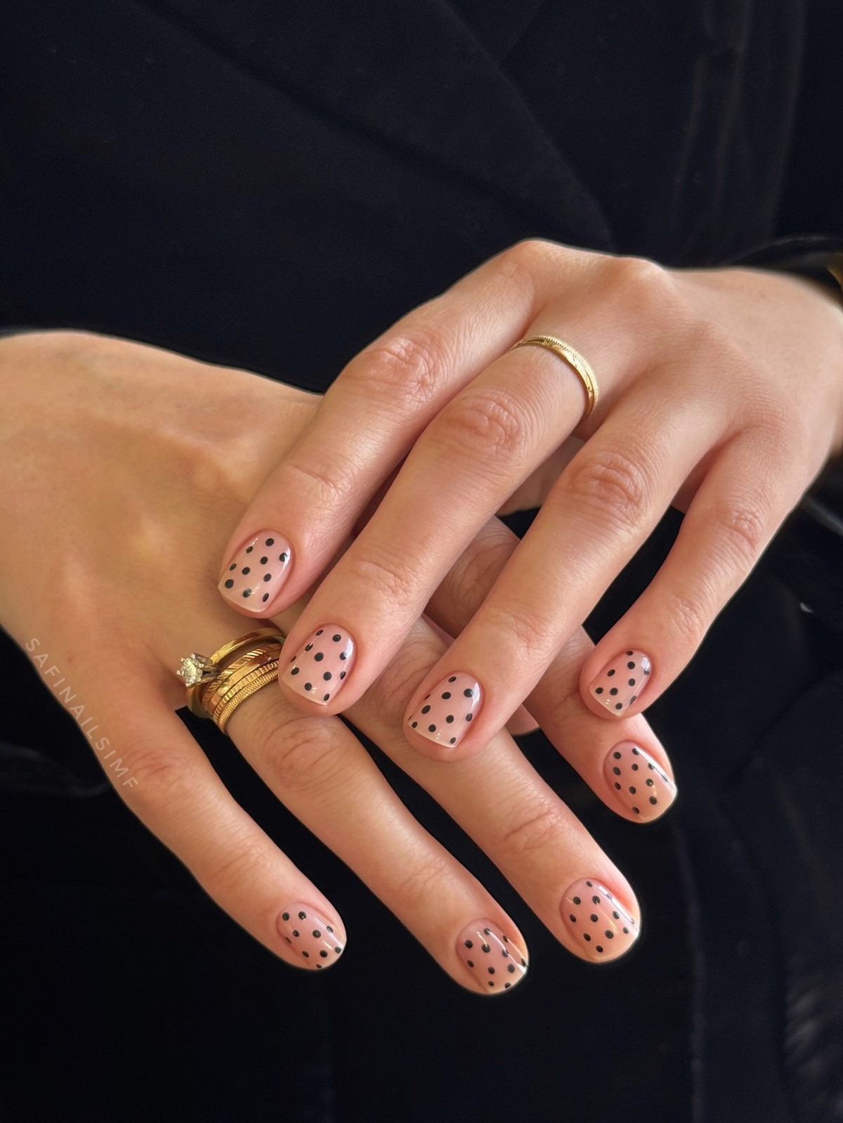 Нюд маникюр февраля 2026: натуральность, блеск и минимализм