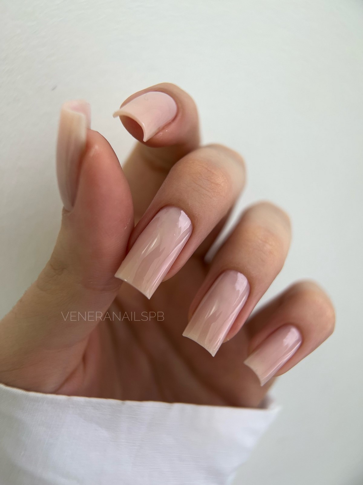 Нюд маникюр февраля 2026: натуральность, блеск и минимализм