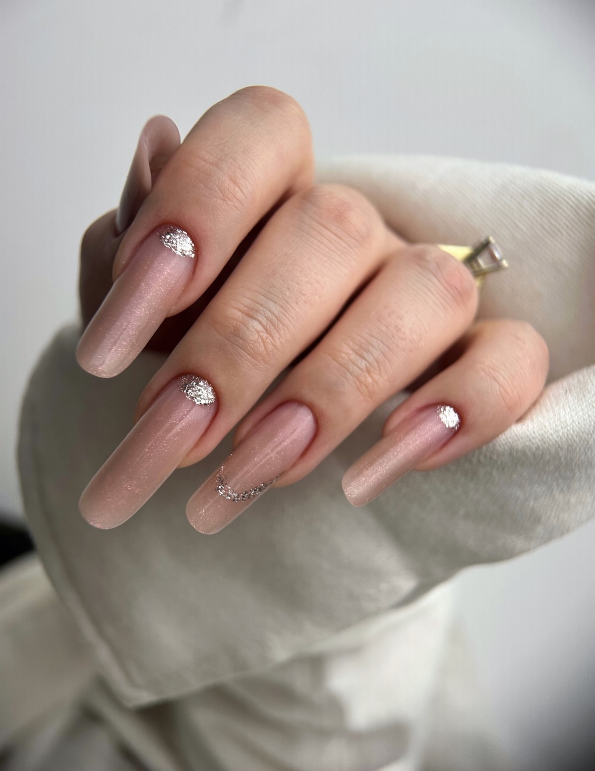 Нюд маникюр февраля 2026: натуральность, блеск и минимализм