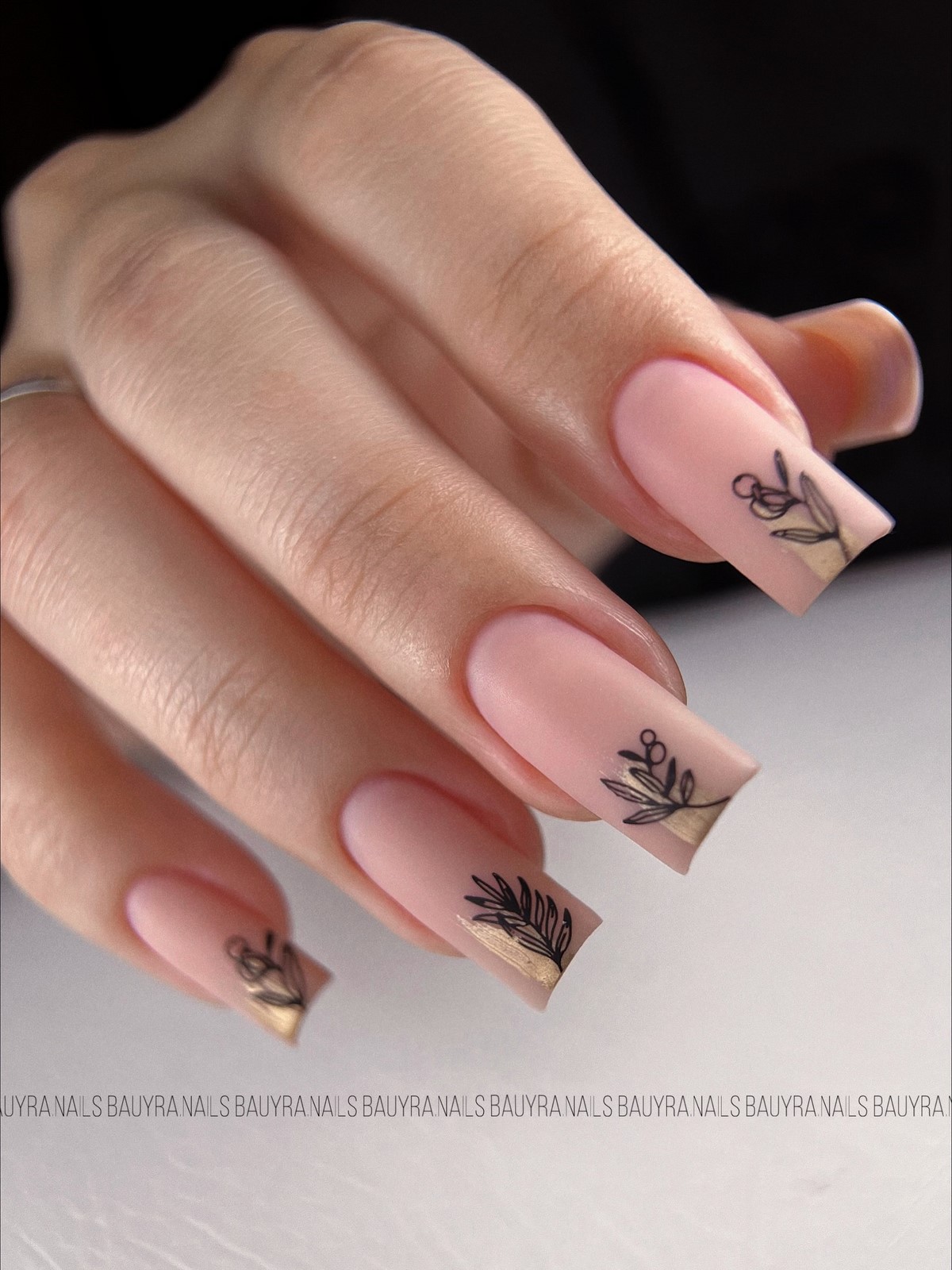 Нюд маникюр февраля 2026: натуральность, блеск и минимализм