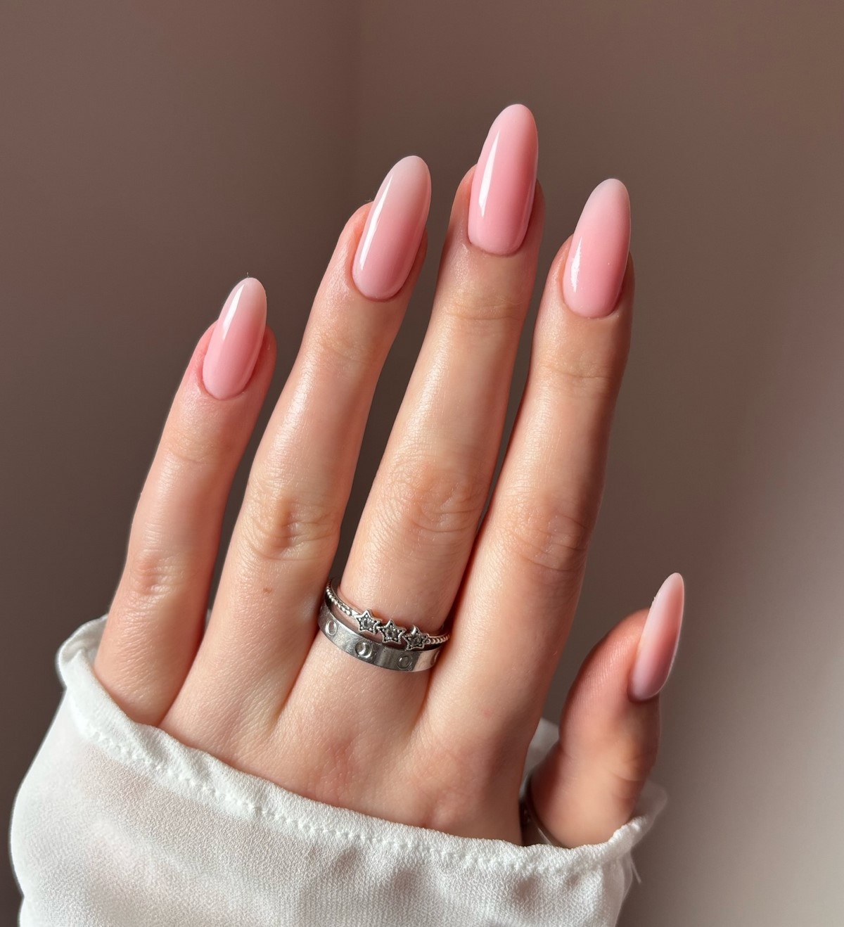 Эти весенние оттенки делают руки ухоженными без дизайна