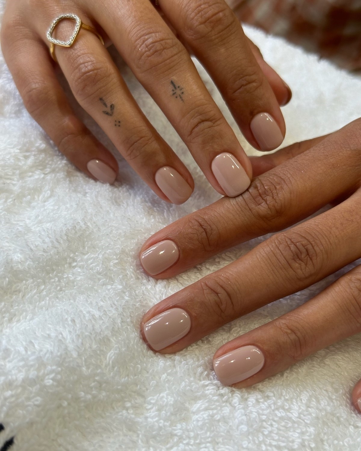 Эти весенние оттенки выглядят дороже и освежают руки