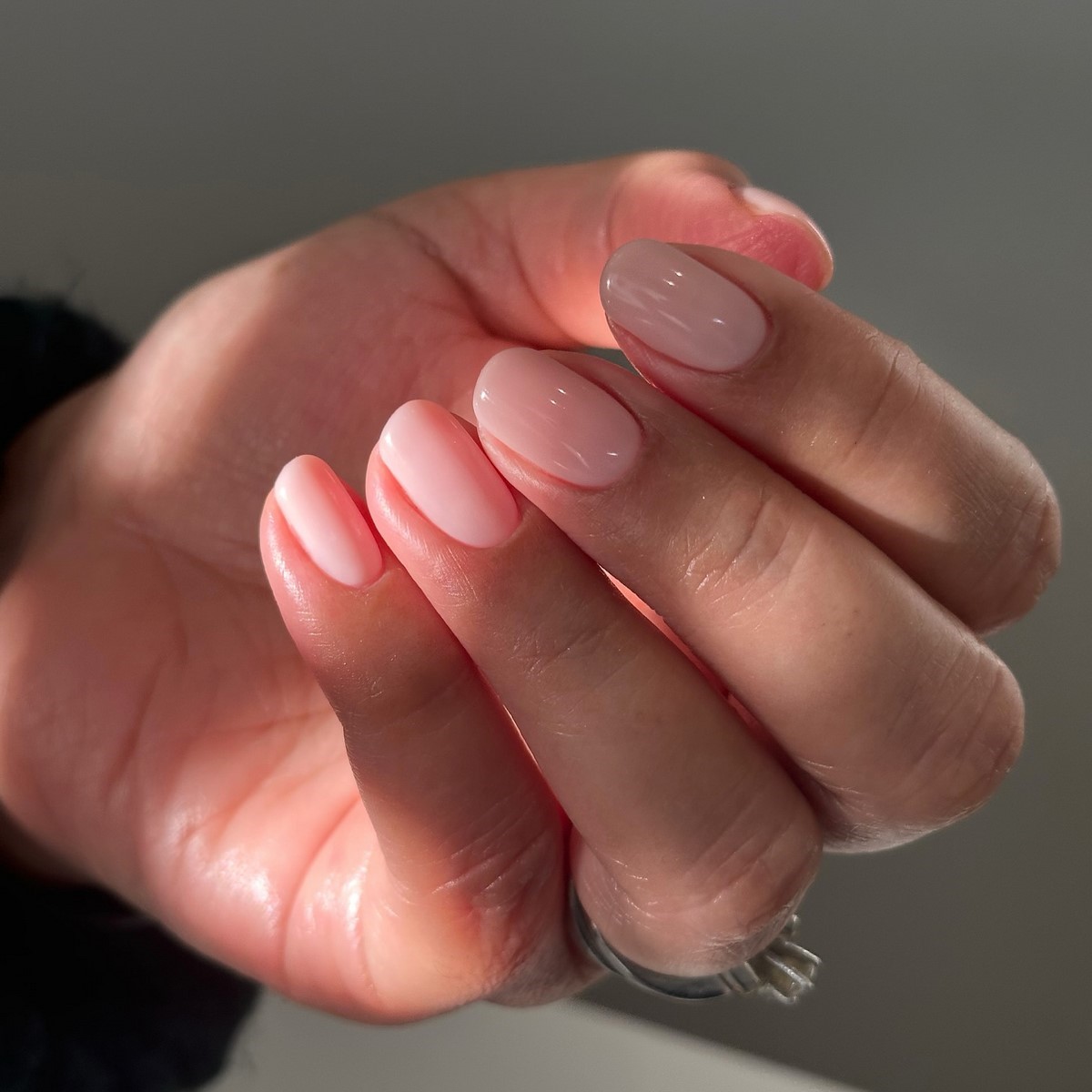 Эти весенние оттенки выглядят дороже и освежают руки