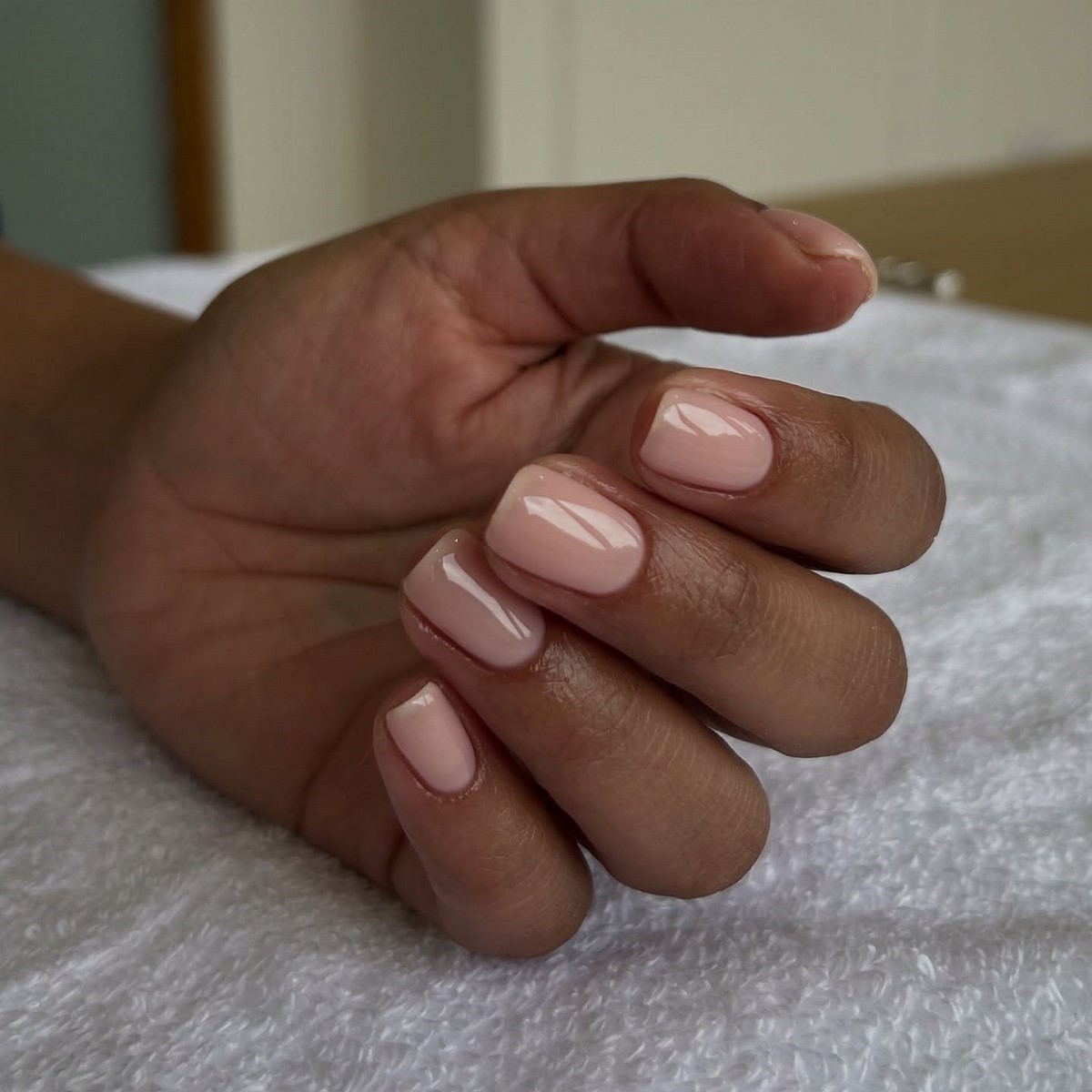 Эти весенние оттенки выглядят дороже и освежают руки