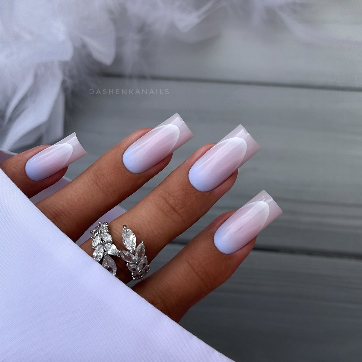 Нежный весенний градиент, который выглядит аккуратно и современно