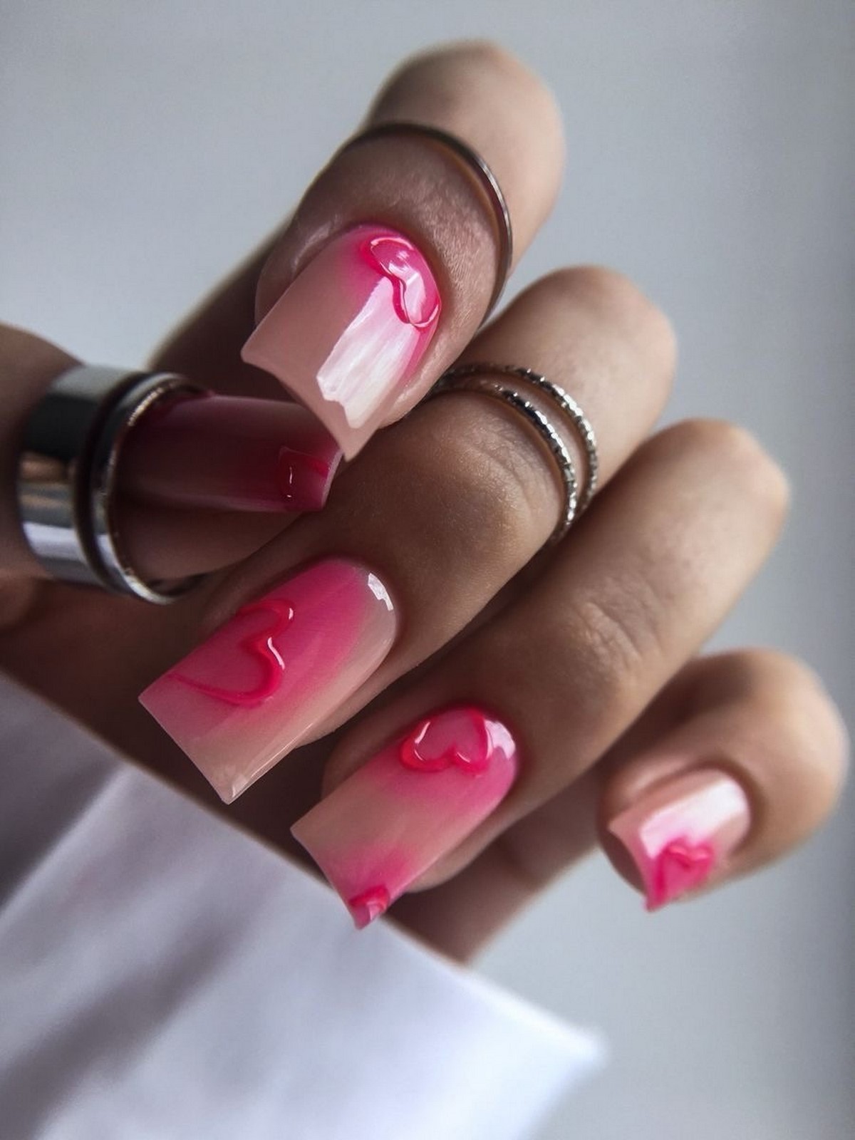 Нежный весенний градиент, который выглядит аккуратно и современно