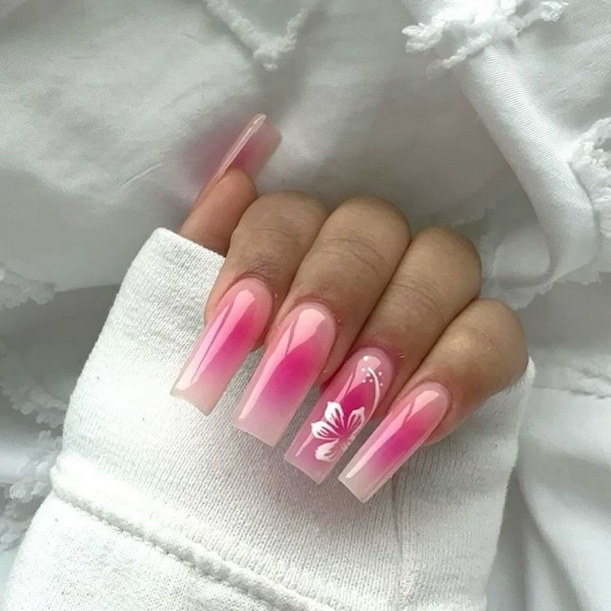 Нежный весенний градиент, который выглядит аккуратно и современно