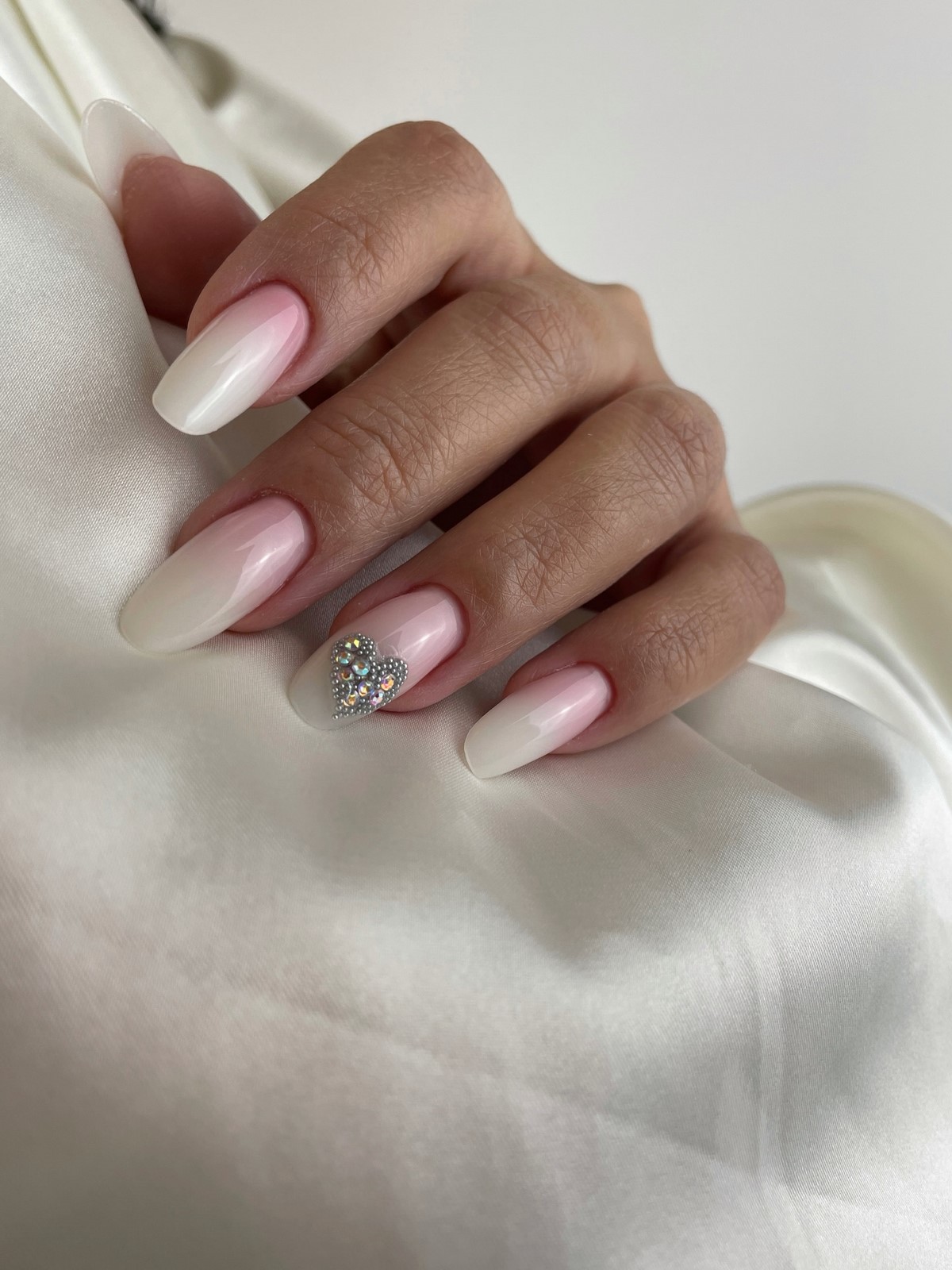 Нежный весенний градиент, который выглядит аккуратно и современно