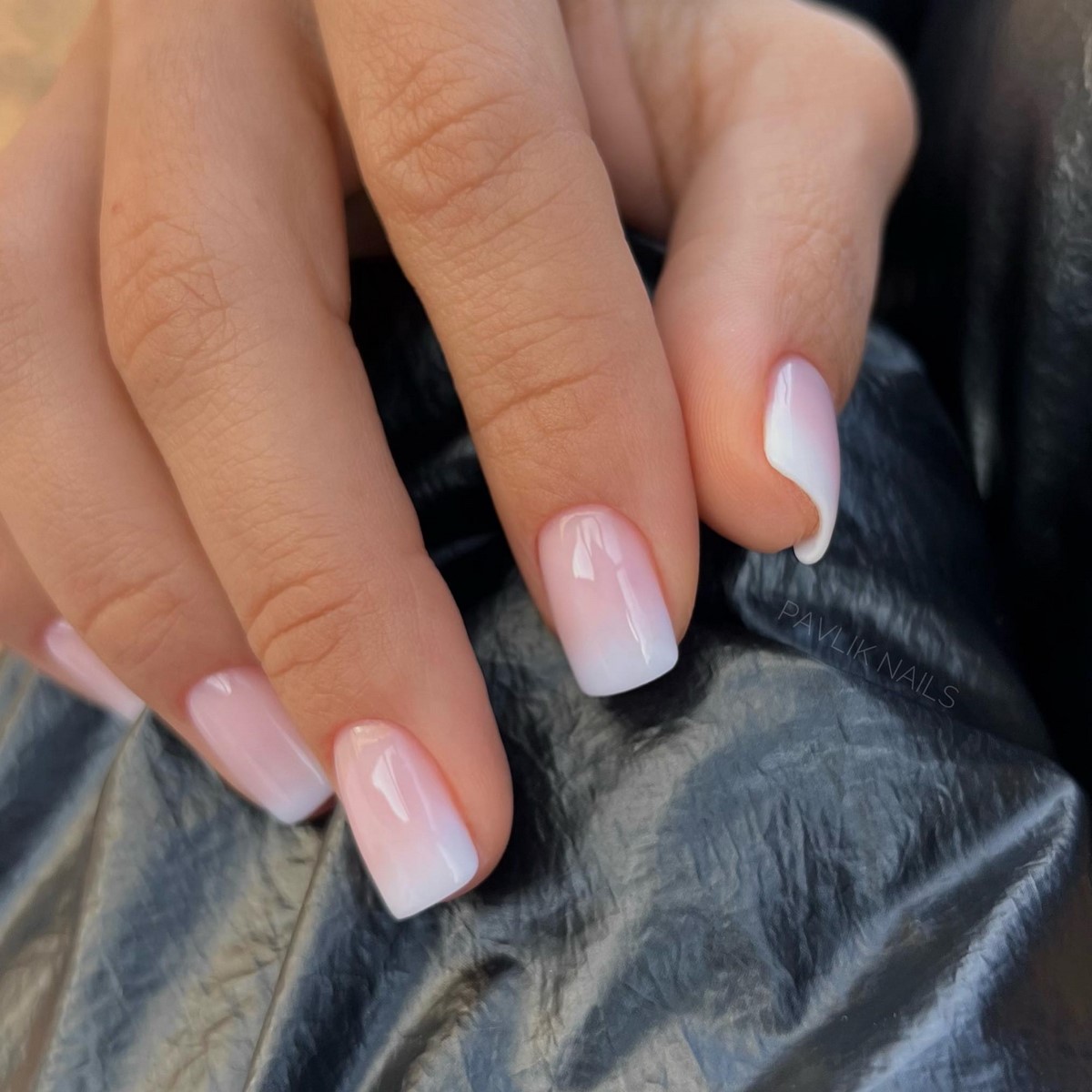 Нежный весенний градиент, который выглядит аккуратно и современно