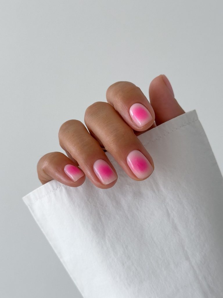 Аура-маникюр 2026 — весенний эффект свечения, который заменяет однотон