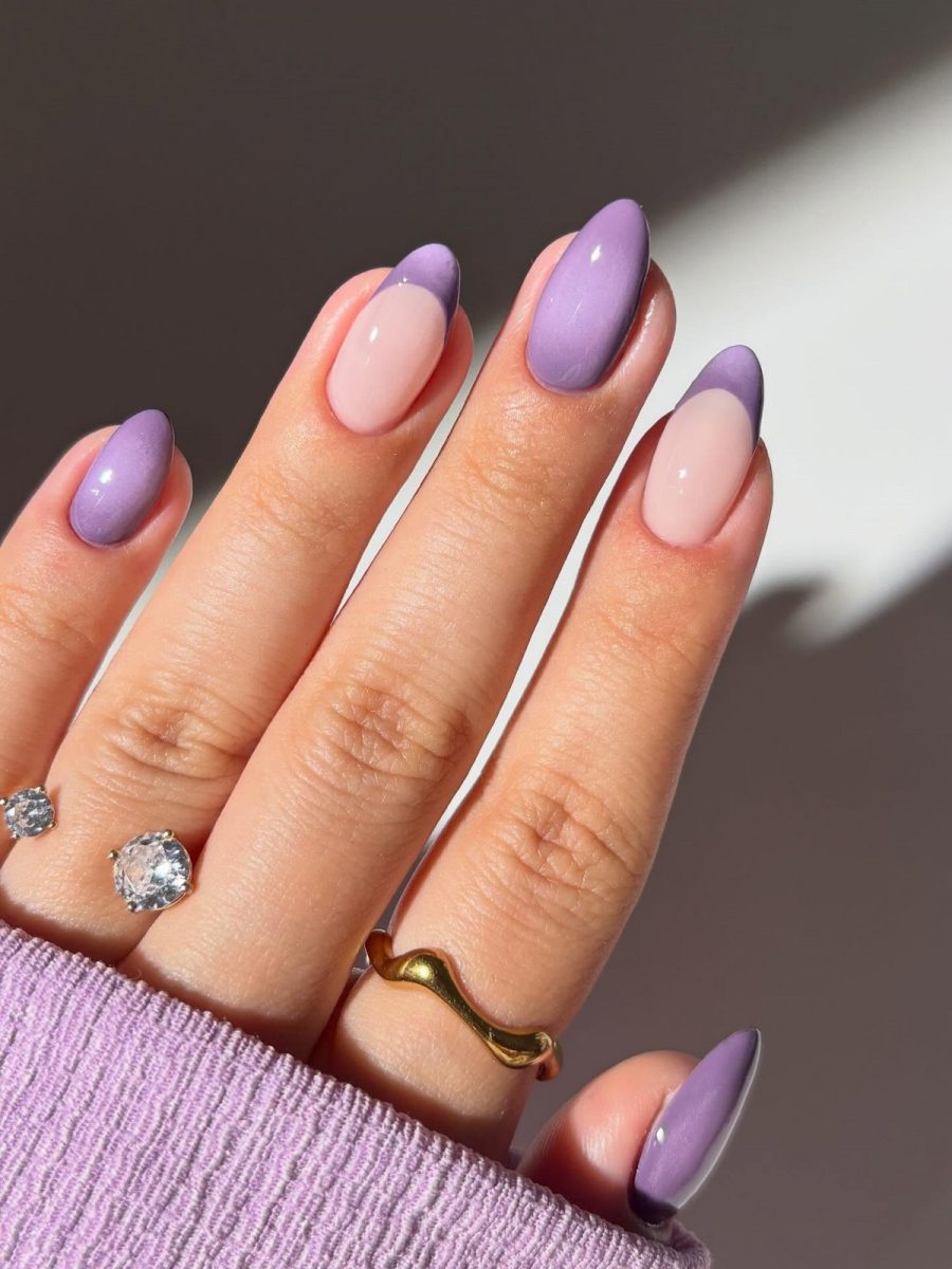 Почему лавандовый маникюр весной выглядит нежнее розового