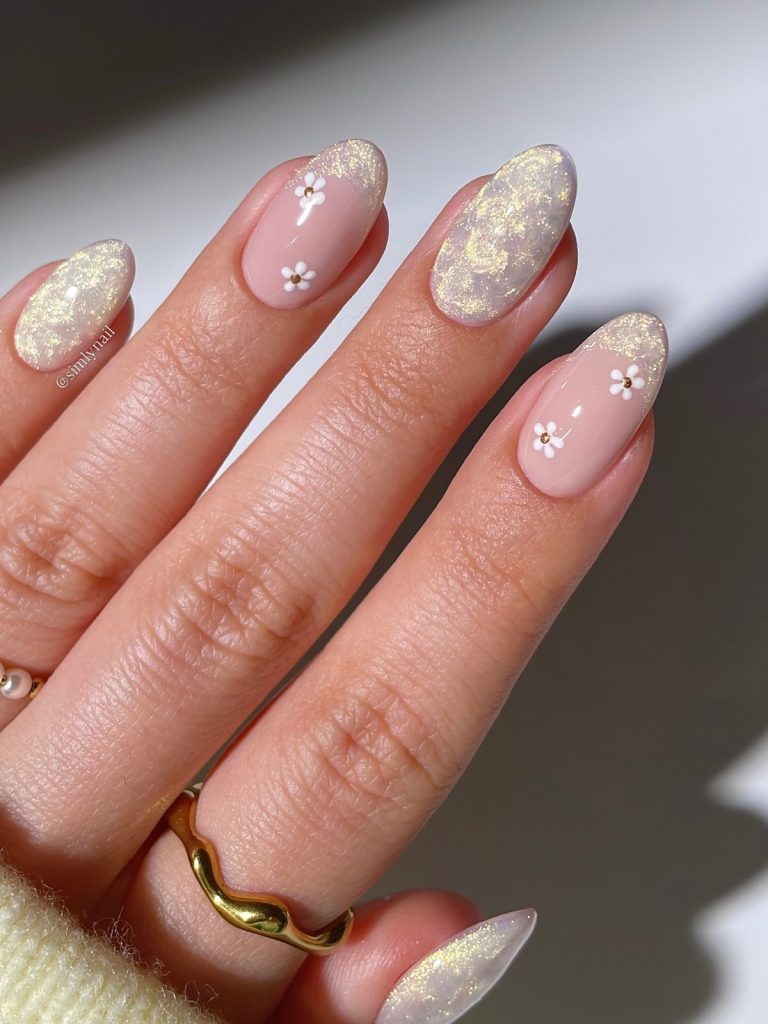 Мини-цветочки на ногтях: нежный маникюр, который вернулся в тренды