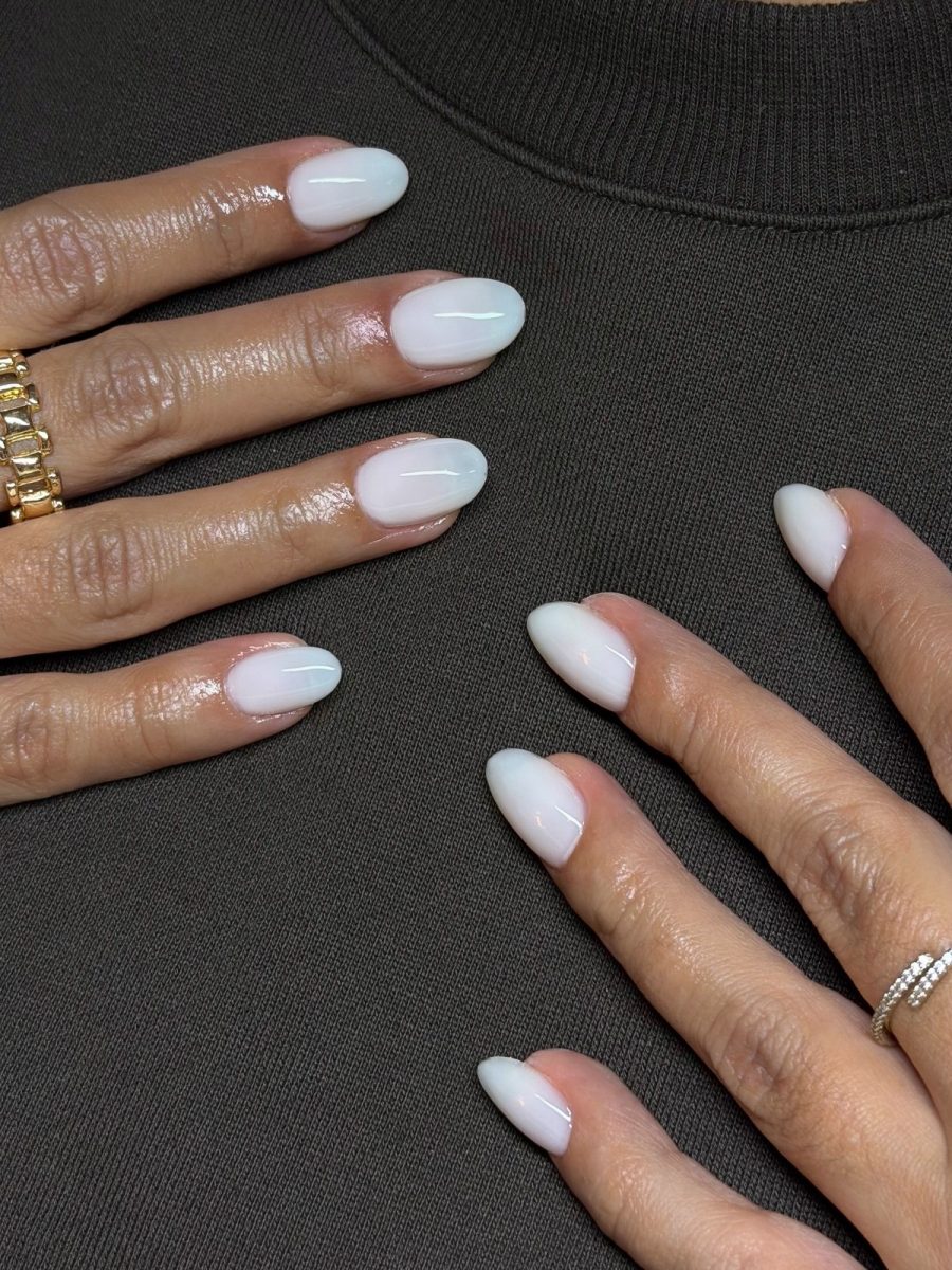 Маникюр с эффектом “чистых ногтей”: тренд, который заменил сложный дизайн