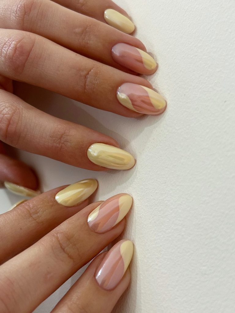 Маникюр с прозрачным центром: новый эффект легкости на ногтях